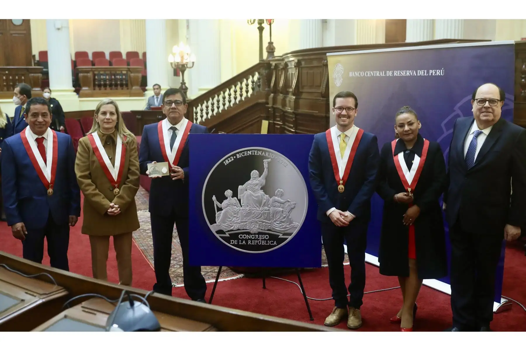 El Presidente del Congreso , José Williams Zapata , participa de la Presentación de la “ Moneda de Plata Conmemorativa por el Bicentenario del Congreso”.
Foto: Congreso