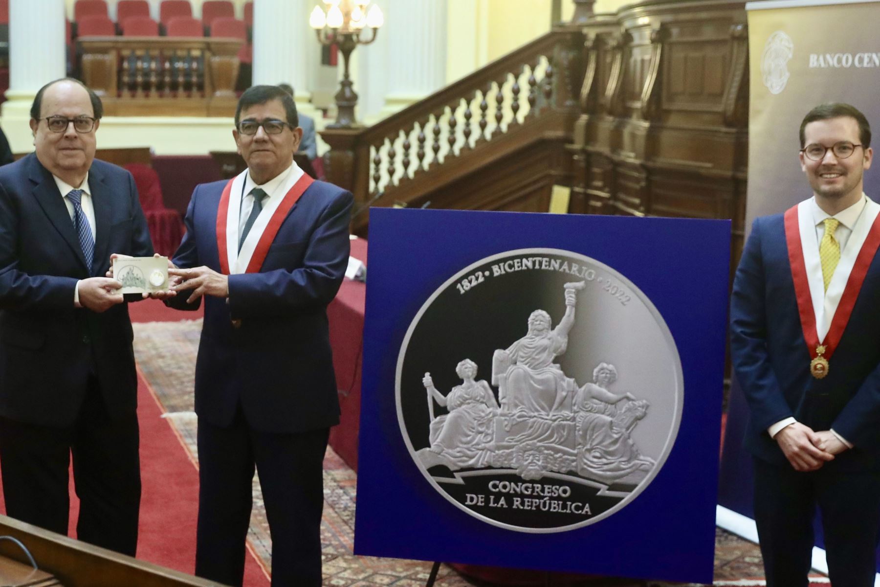El Presidente del Congreso , José Williams Zapata , participa de la Presentación de la “ Moneda de Plata Conmemorativa por el Bicentenario del Congreso”.
Foto: Congreso