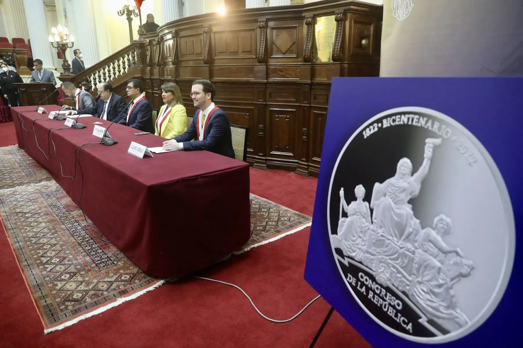 El Presidente del Congreso , José Williams Zapata , participa de la Presentación de la “ Moneda de Plata Conmemorativa por el Bicentenario del Congreso”.
Foto: Congreso
