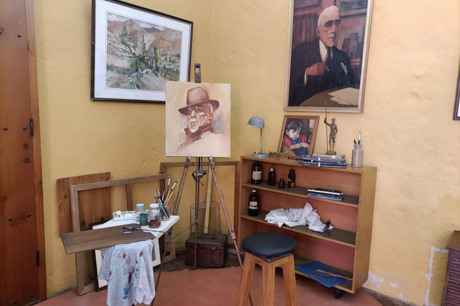 En el taller se puede encontrar el caballete y la paleta de pintura utilizados por el pintor arequipeño Teodoro Núñez Ureta. Foto: ANDINA/Cortesía Rocío Méndez