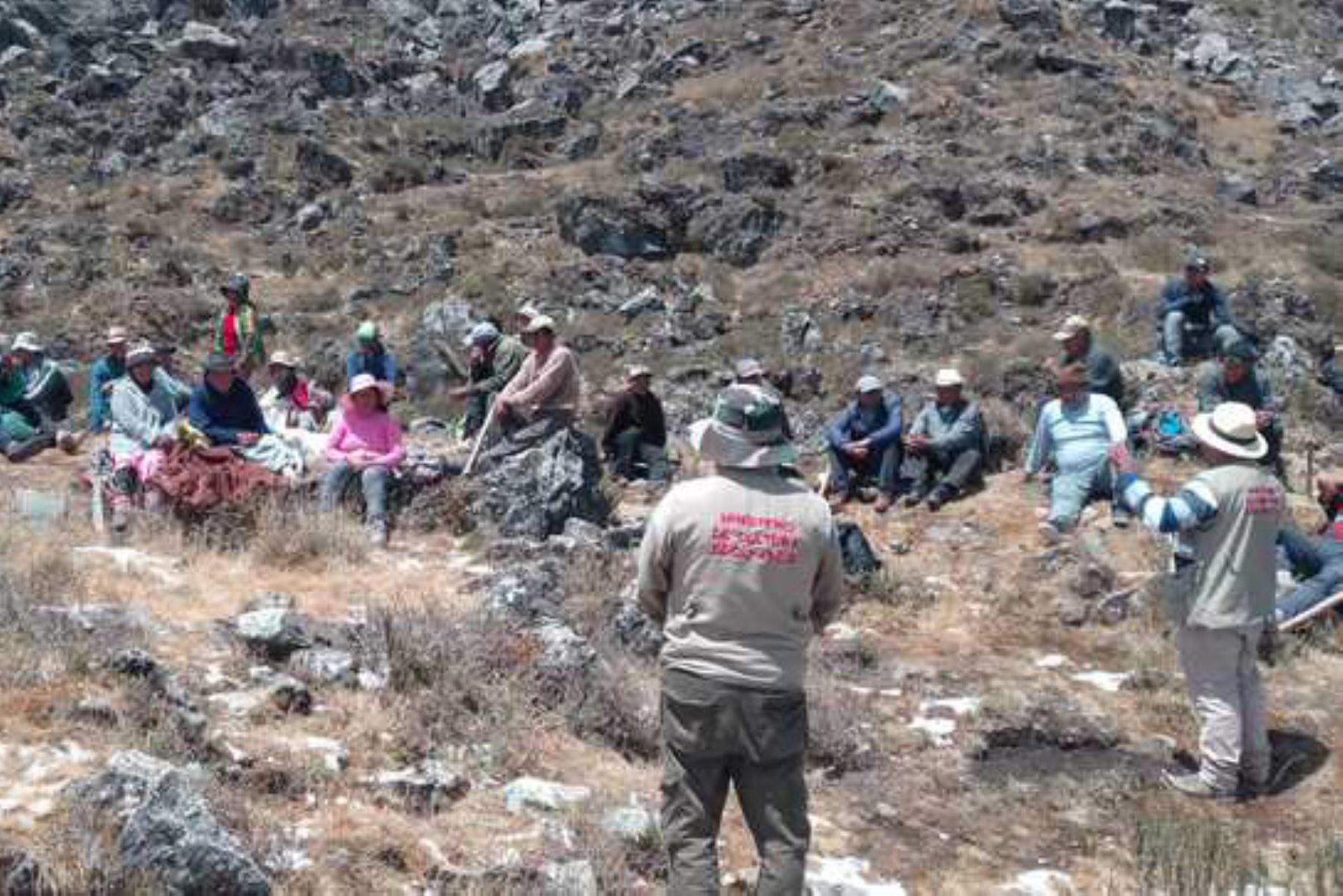 Pasco: campesinos participan en jornada de limpieza del sitio arqueológico Wari Pirca