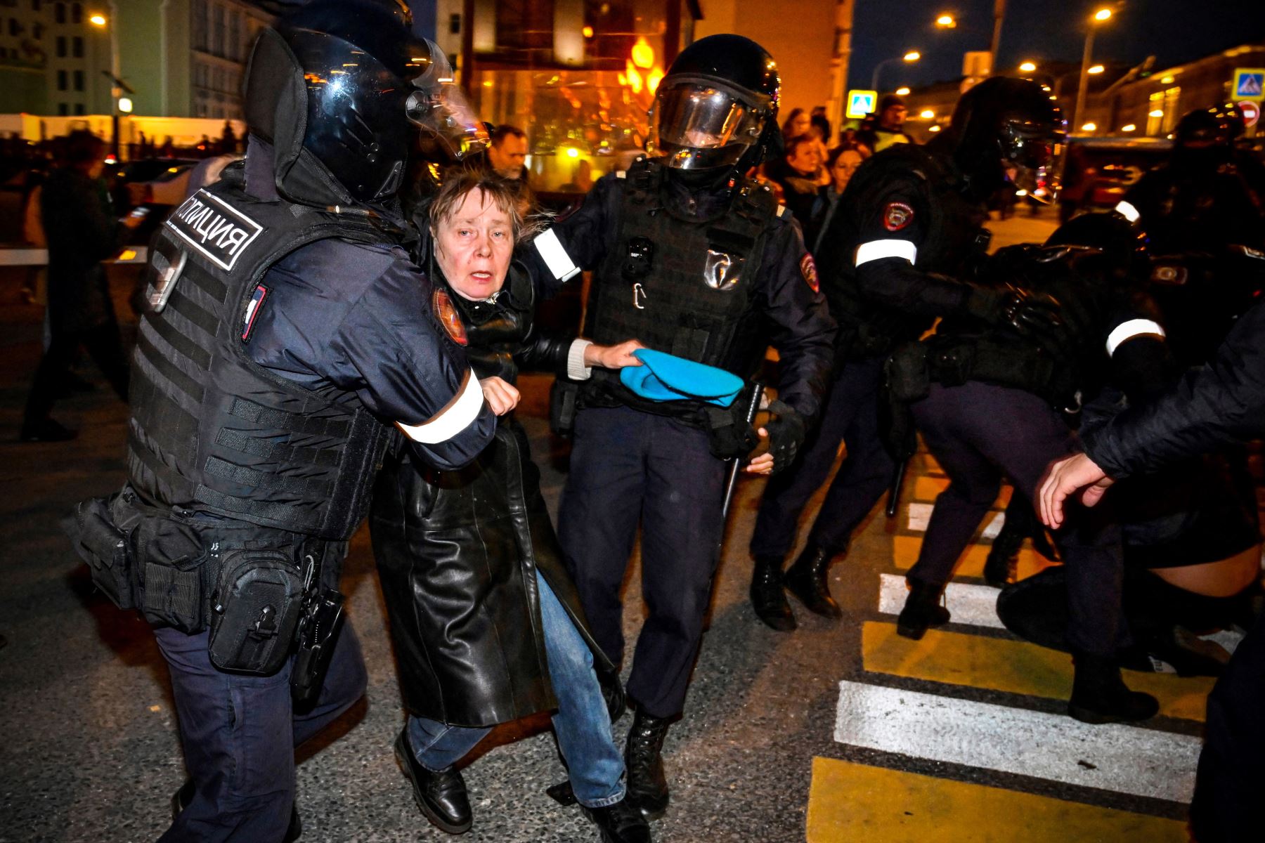 Los agentes de policía detienen a una mujer tras los llamados a protestar contra la movilización parcial anunciada por el presidente ruso, en Moscú.
Foto: AFP