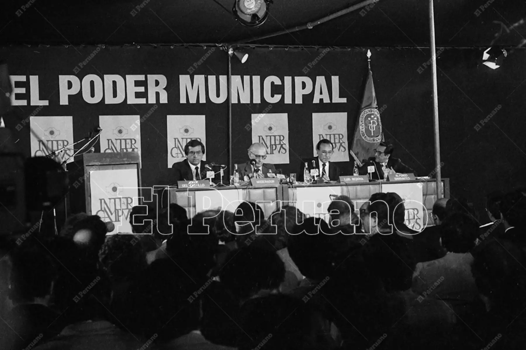 Lima - 30 octubre 1986 / Debate electoral entre los candidatos a la alcaldía de Lima: Jorge del Castillo del Partido Aprista Peruano, Luis Bedoya Reyes del Partido Popular Cristiano y Alfonso Barrantes de Izquierda Unida. 
Foto: Archivo Histórico de El Peruano / Leoncio Mariscal