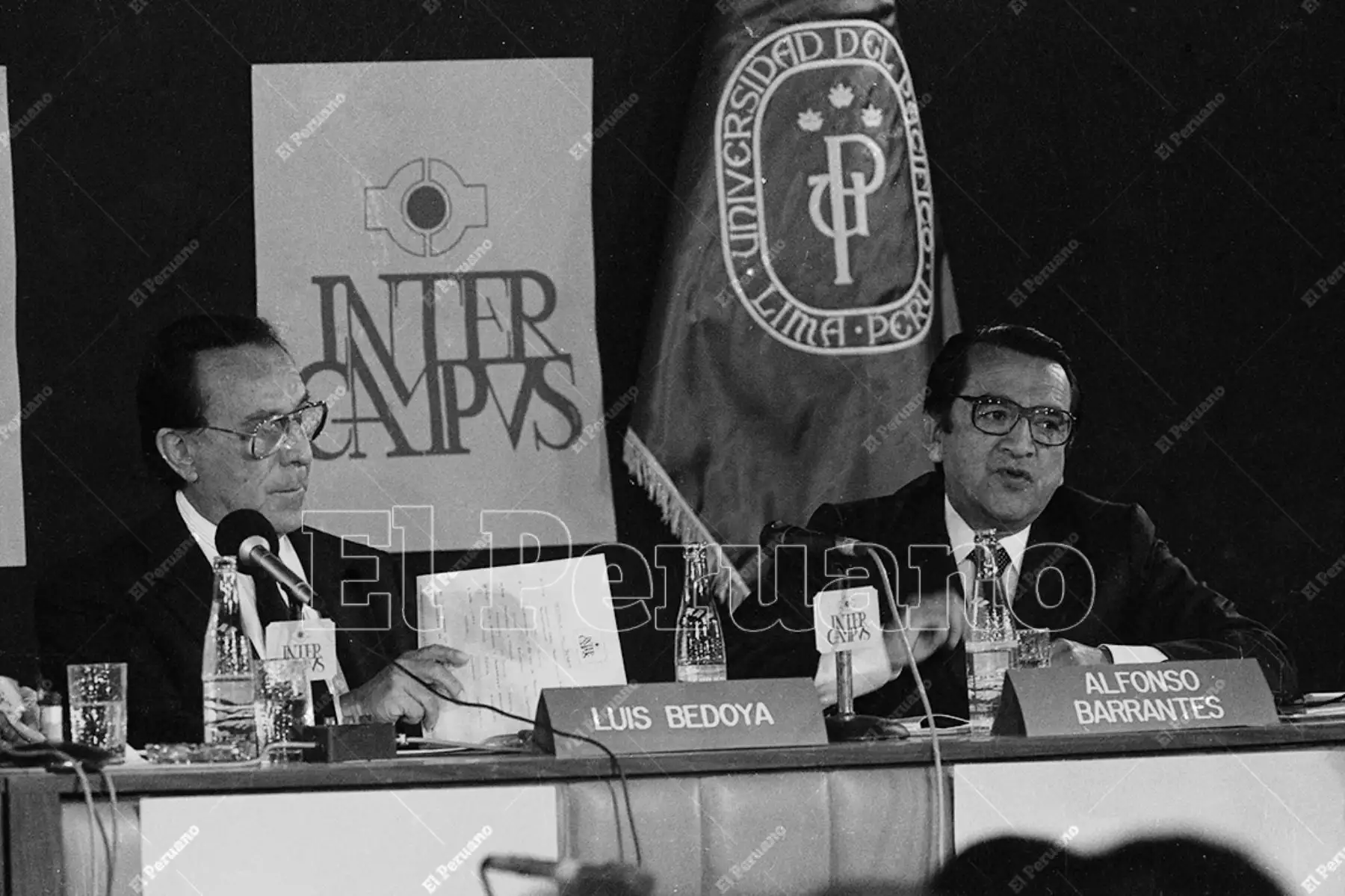 Lima - 30 octubre 1986 / Debate electoral entre los candidatos a la alcaldía de Lima. En la fotografía Luis Bedoya Reyes del Partido Popular Cristiano y Alfonso Barrantes de Izquierda Unida. También participó Jorge del Castillo del Apra. 
Foto: Archivo Histórico de El Peruano / Leoncio Mariscal