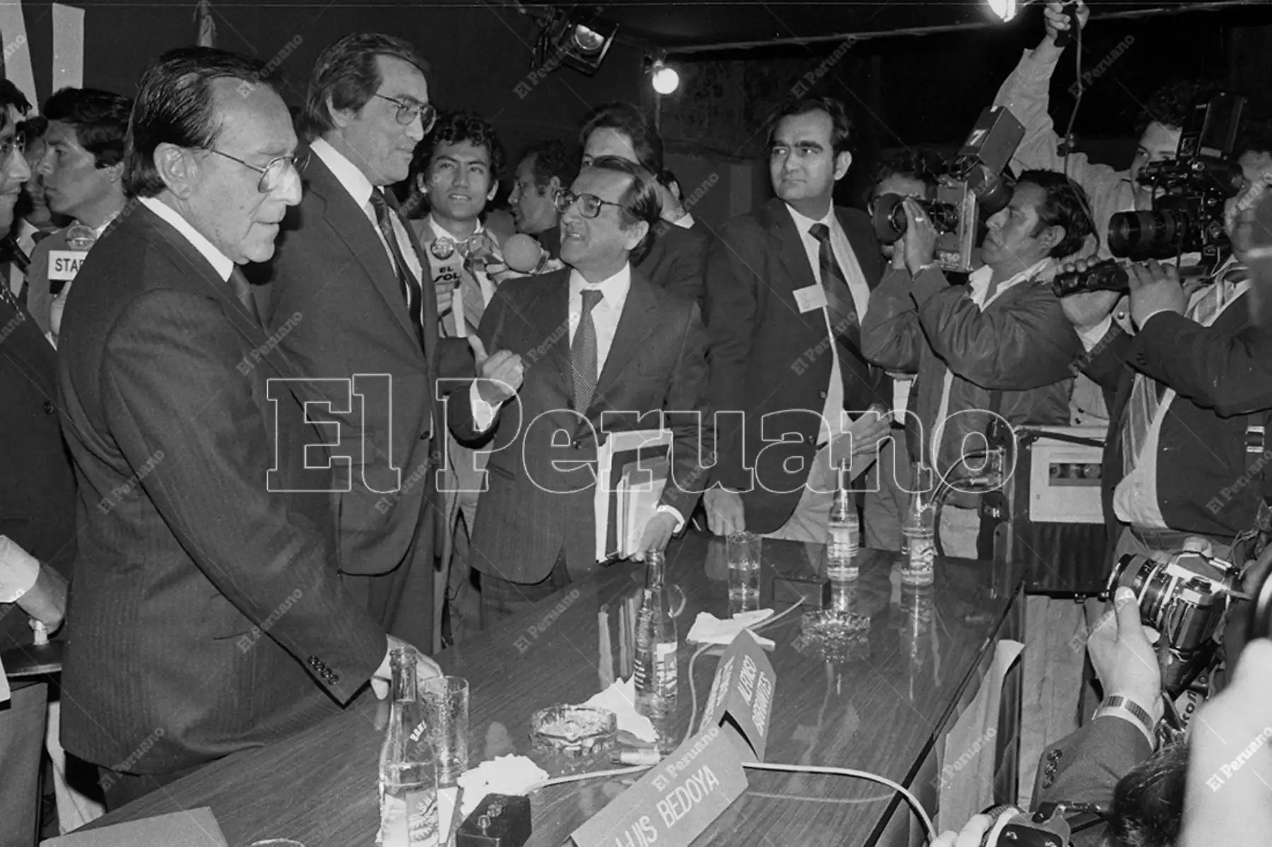 Lima - 30 octubre 1986 / Debate electoral entre los candidatos a la alcaldía de Lima:  Luis Bedoya Reyes del Partido Popular Cristiano, Jorge del Castillo del Partido Aprista Peruano y Alfonso Barrantes de Izquierda Unida.
 Foto: Archivo Histórico de El Peruano
