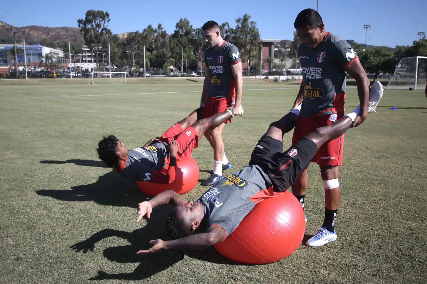 Los seleccionados realizaron trabajos físicos y con balón en horario a doble turno establecido por el comando técnico del profesor Juan Reynoso. En la imagen Edison Flores.
Foto: Selección Peruana