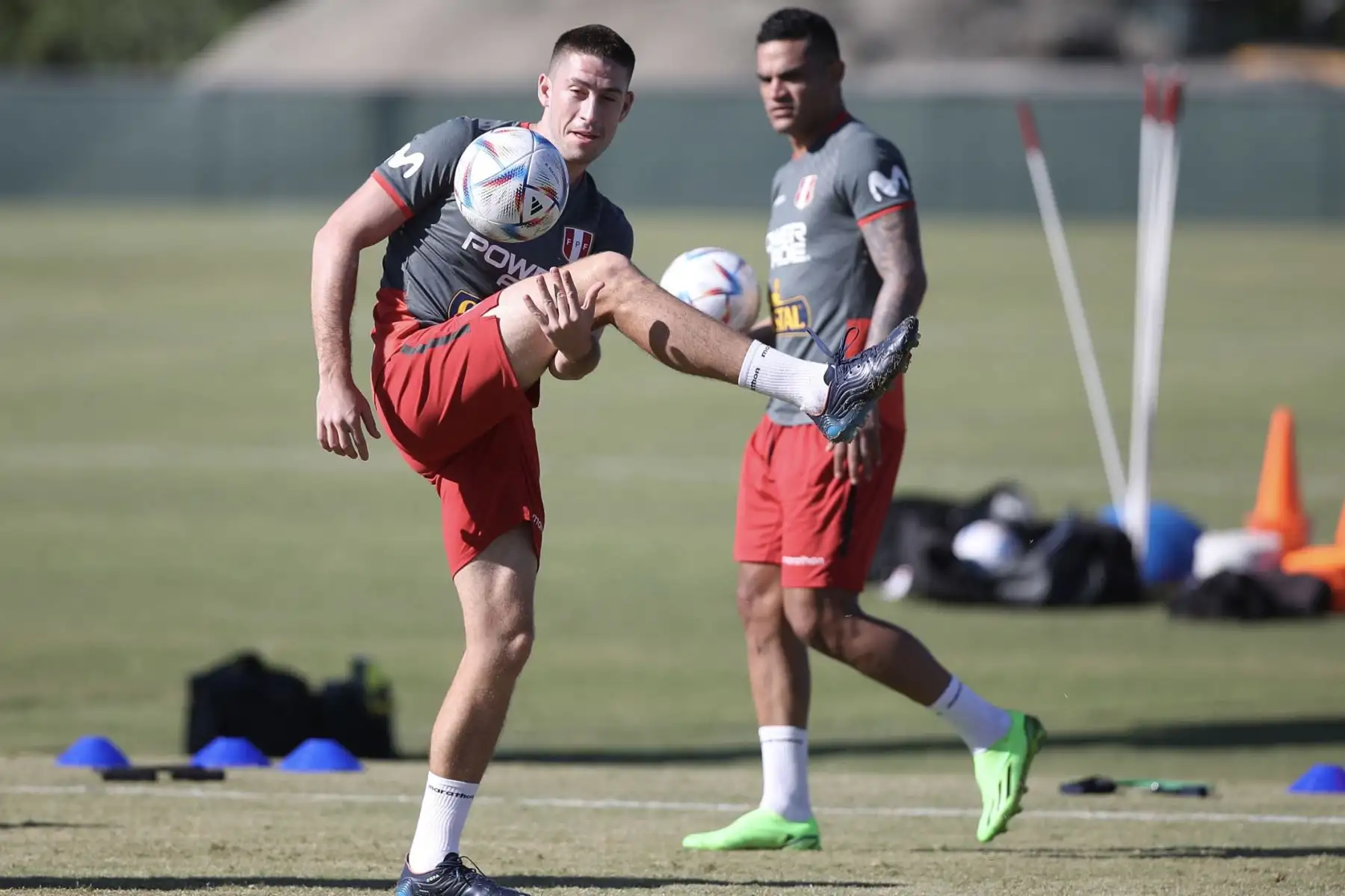 Los seleccionados realizaron trabajos físicos y con balón en horario a doble turno establecido por el comando técnico del profesor Juan Reynoso. En la imagen Santiago Ormeño.
Foto: Selección Peruana