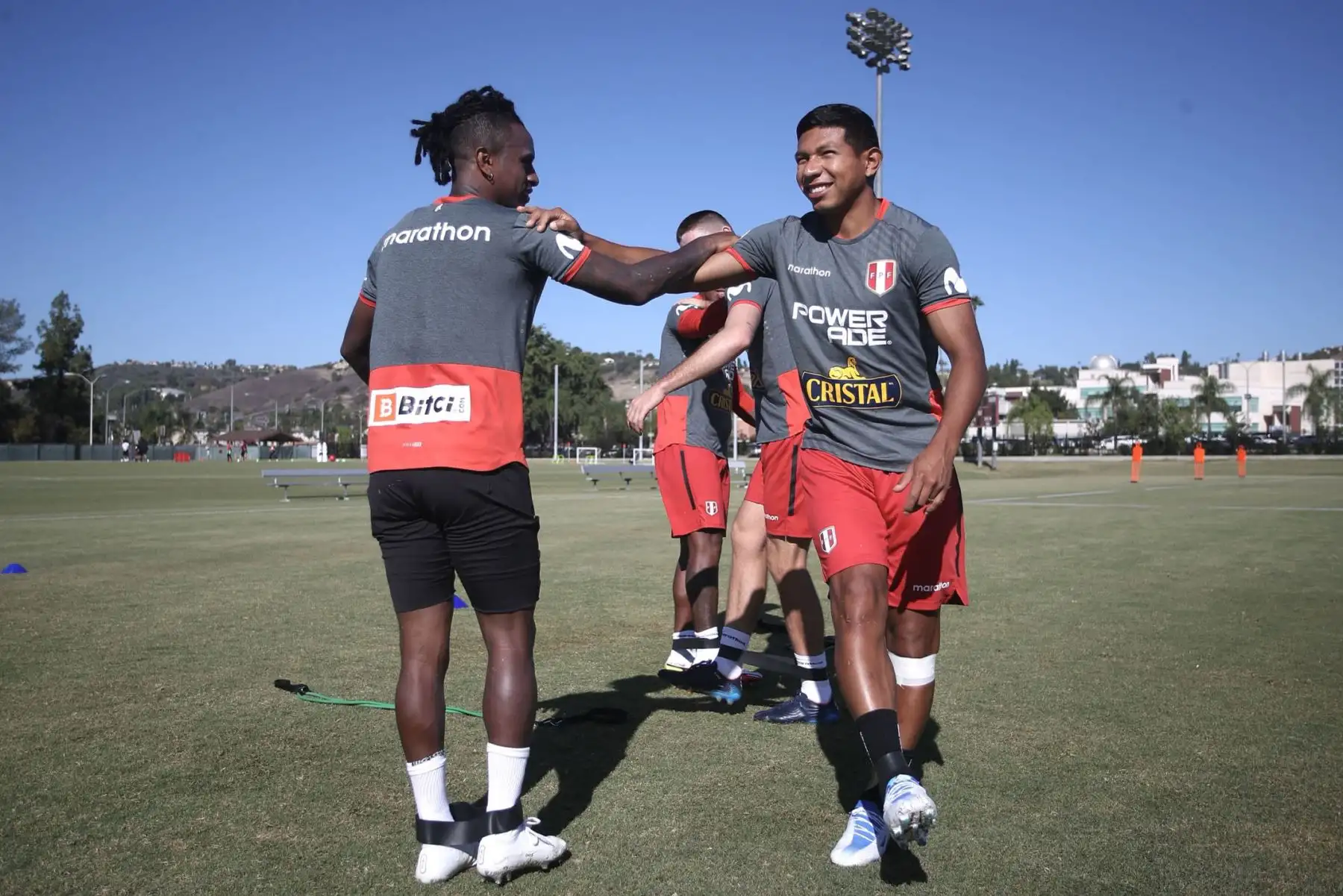 Los seleccionados realizaron trabajos físicos y con balón en horario a doble turno establecido por el comando técnico del profesor Juan Reynoso. En la imagen Edison Flores.
Foto: Selección Peruana