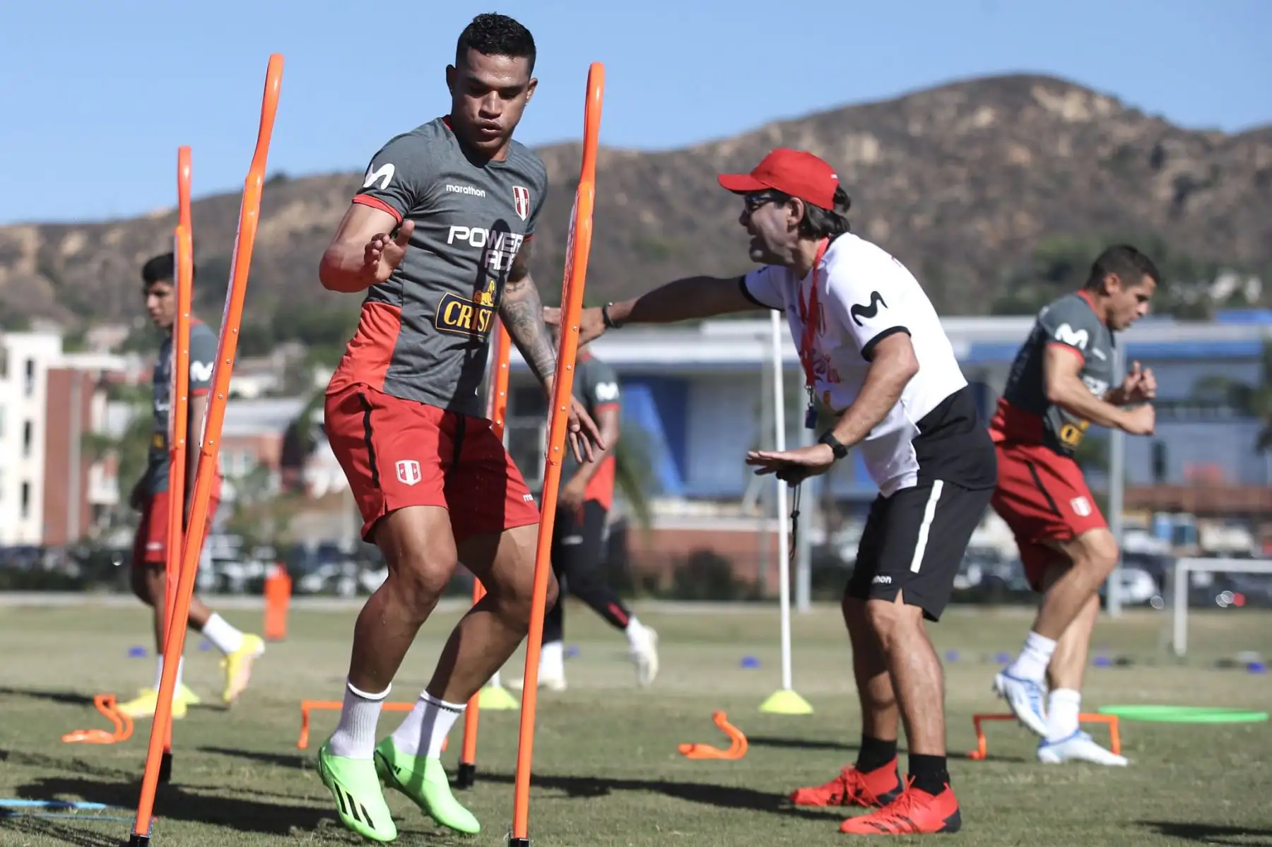 Los seleccionados realizaron trabajos físicos y con balón en horario a doble turno establecido por el comando técnico del profesor Juan Reynoso. En la imagen Anderson Santamaría.
Foto: Selección Peruana