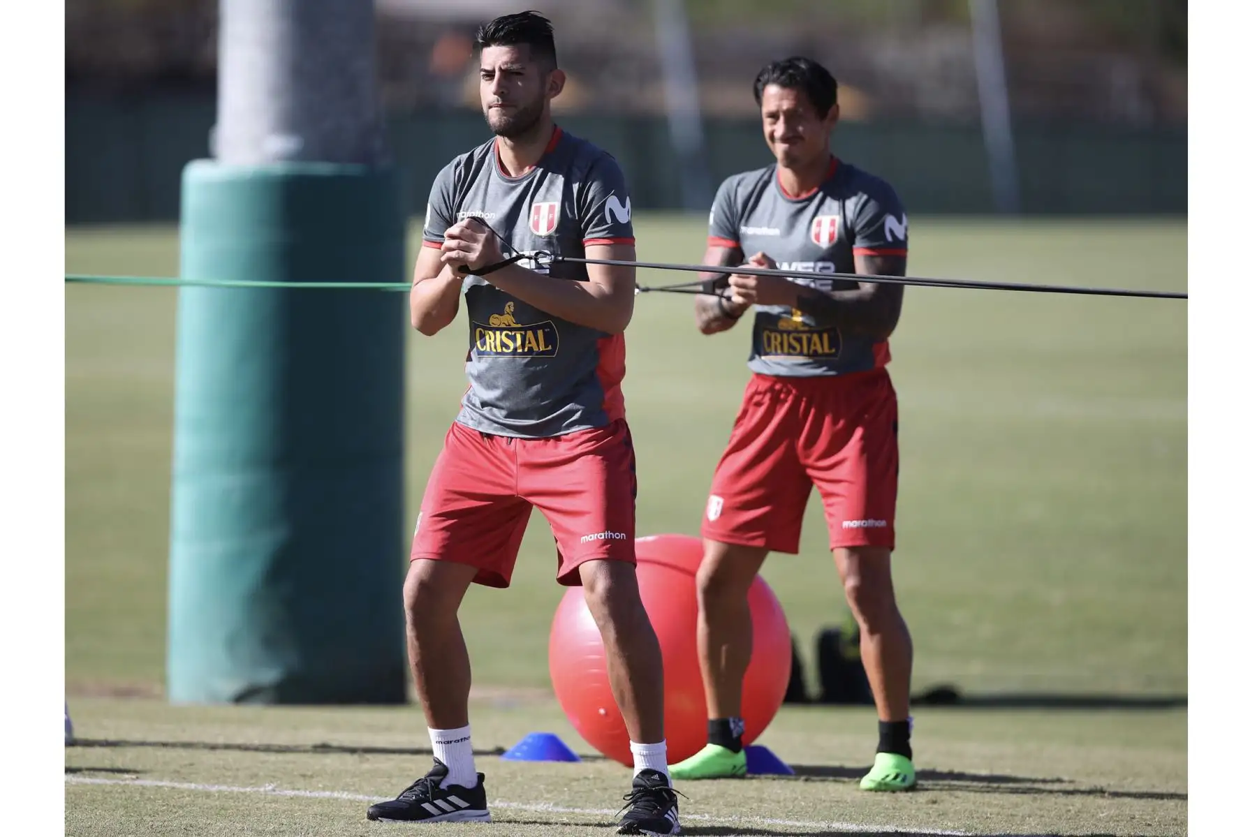 Los seleccionados realizaron trabajos físicos y con balón en horario a doble turno establecido por el comando técnico del profesor Juan Reynoso. En la imagen Carlos Zambrano y Gianluca Lapadula.
Foto: Selección Peruana