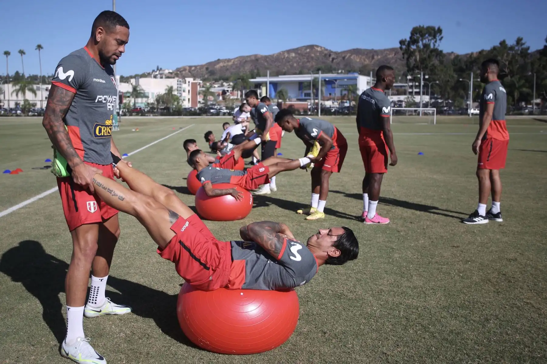 Los seleccionados realizaron trabajos físicos y con balón en horario a doble turno establecido por el comando técnico del profesor Juan Reynoso. En la imagen Alexander Callens.
Foto: Selección Peruana