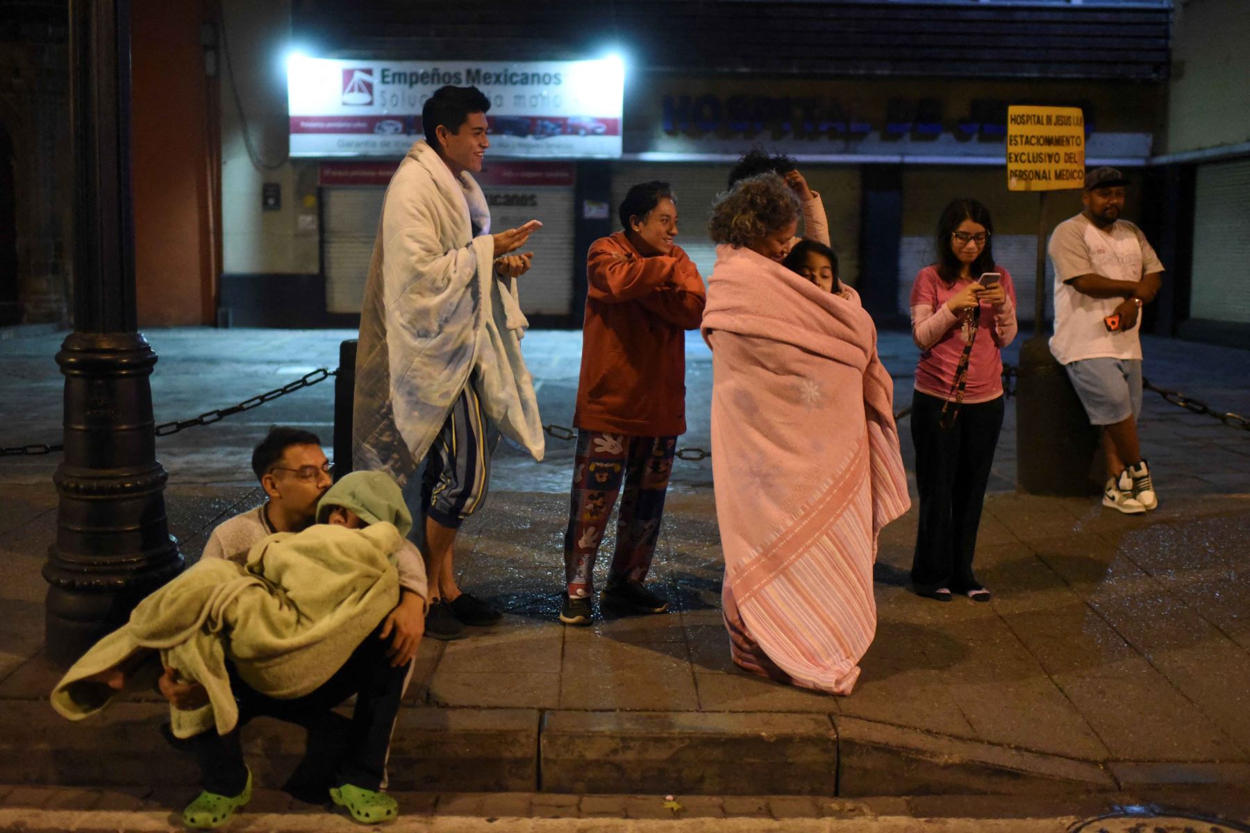 Los residentes se paran en una calle después de un terremoto de magnitud 6.8 en la Ciudad de México. Foto: AFP