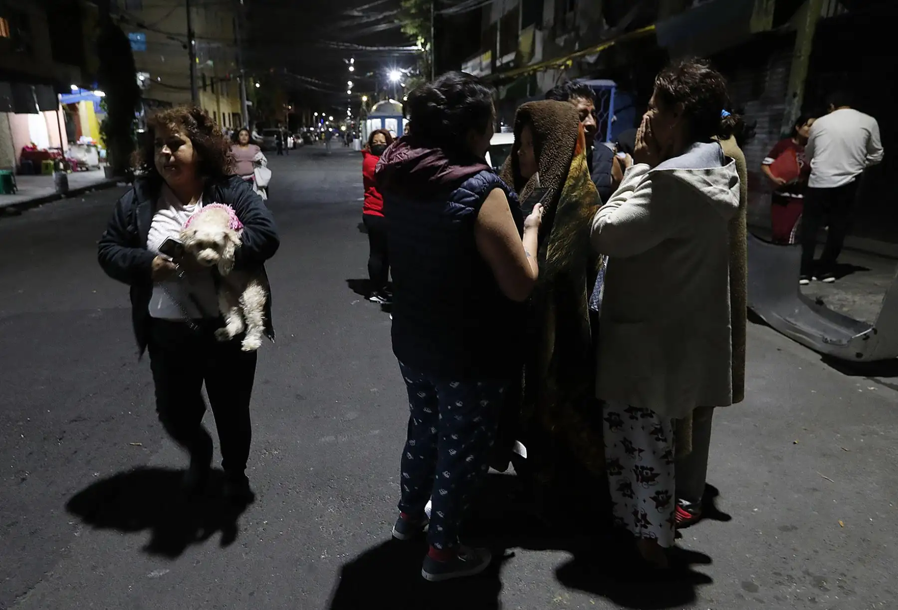 Personas permanecen en las calles después de registrarse un terremoto la madrugada de este jueves en la Ciudad de México. Foto: EFE