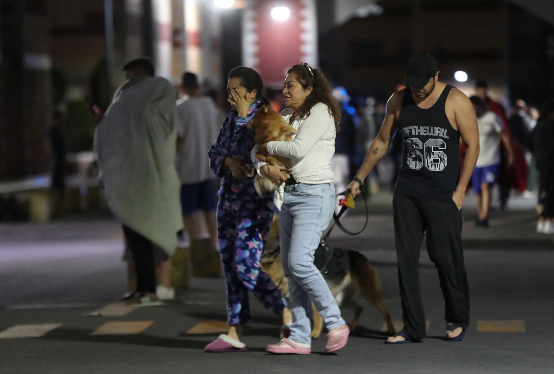 Personas permanecen en las calles después de registrarse un terremoto la madrugada de este jueves en la Ciudad de México. Foto: EFE