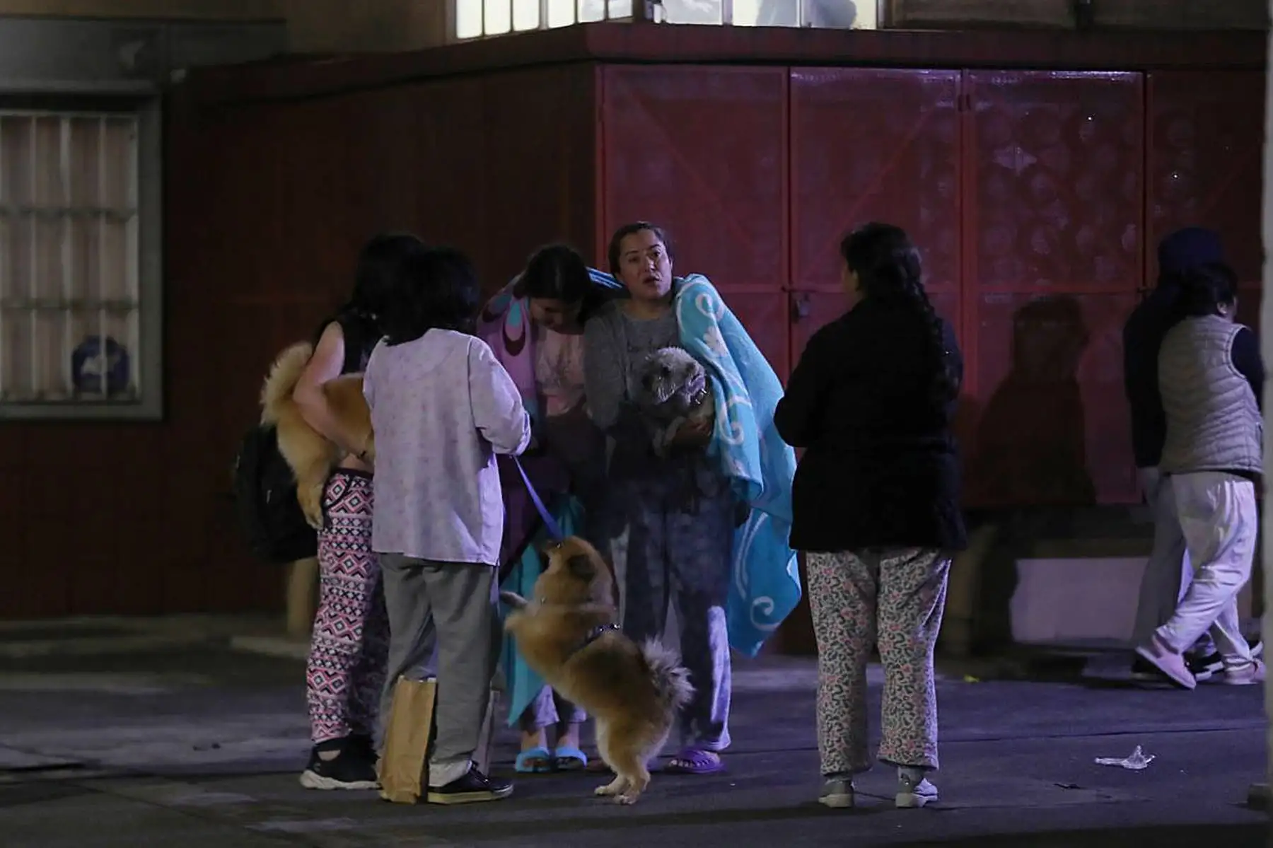 Personas permanecen en las calles después de registrarse un terremoto la madrugada de este jueves en la Ciudad de México. Foto: EFE