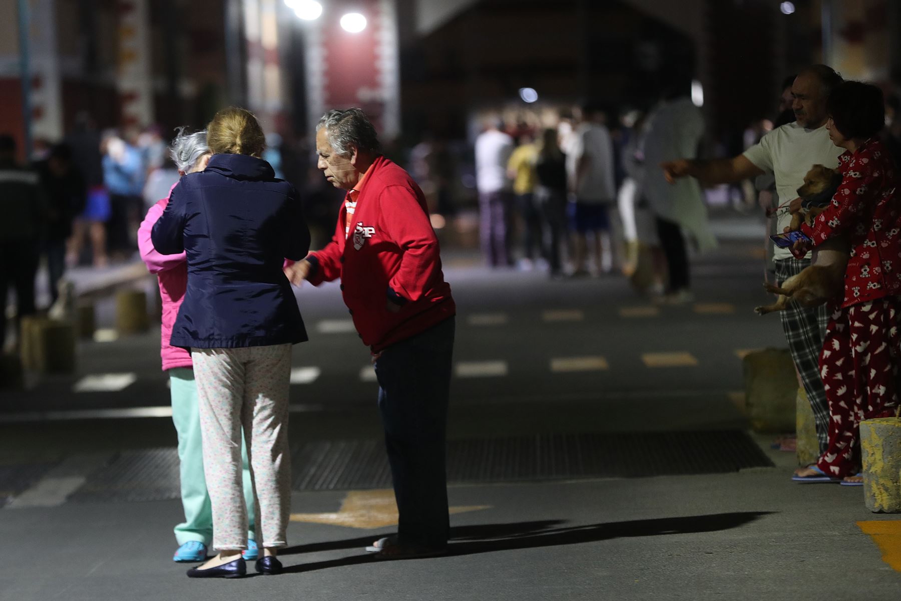 Personas permanecen en las calles después de registrarse un terremoto la madrugada de este jueves en la Ciudad de México. Foto: EFE