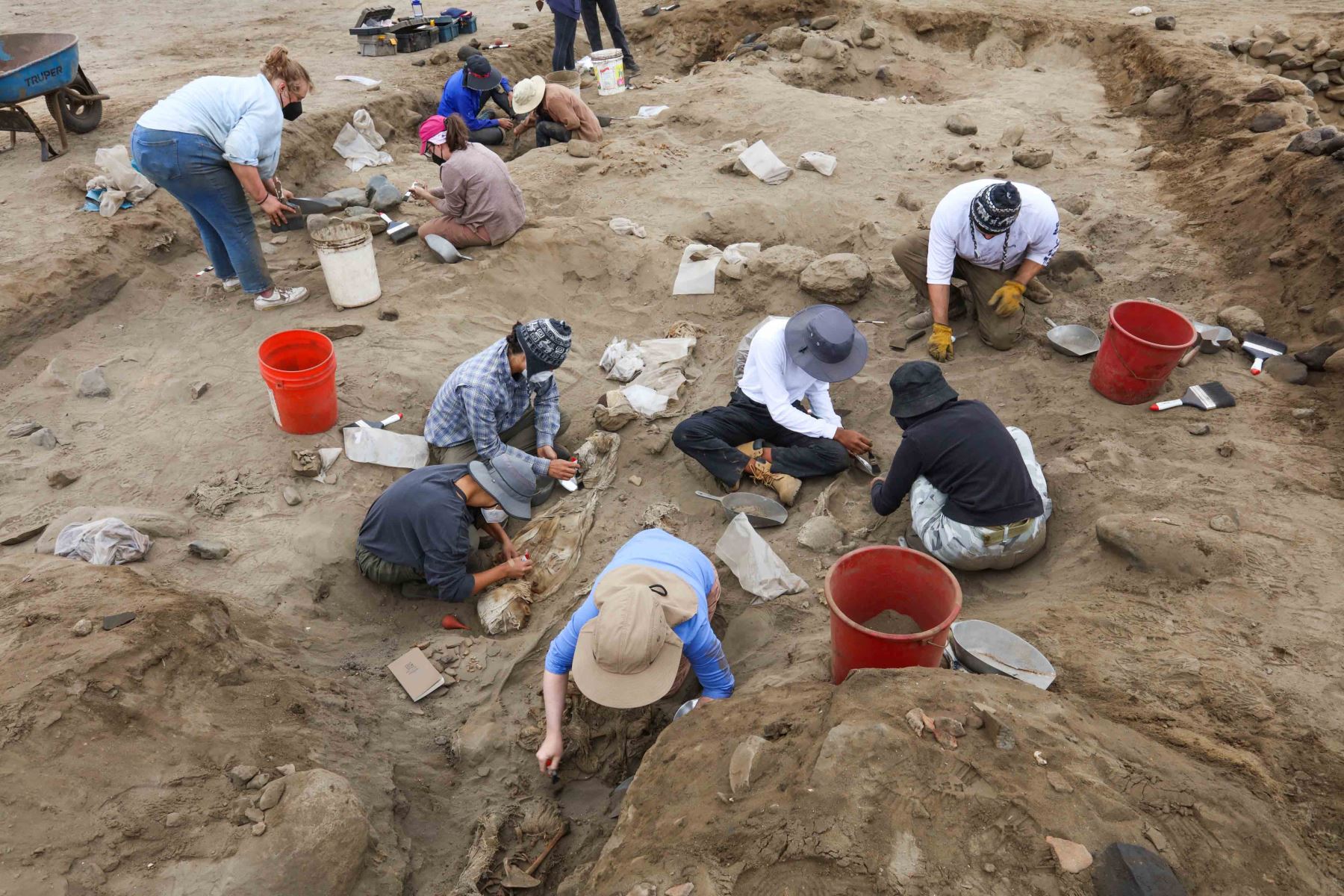 El proceso de excavación, desarrollado entre julio y agosto de este año, se hallaron 76 nuevas tumbas de niños; 25 encontradas en el “montículo I”, y las otras 51, en el “montículo II”. A la fecha, ya suman un total de 302 los menores desenterrados en la zona. Foto: ANDINA/ Programa Arqueológico Huanchaco