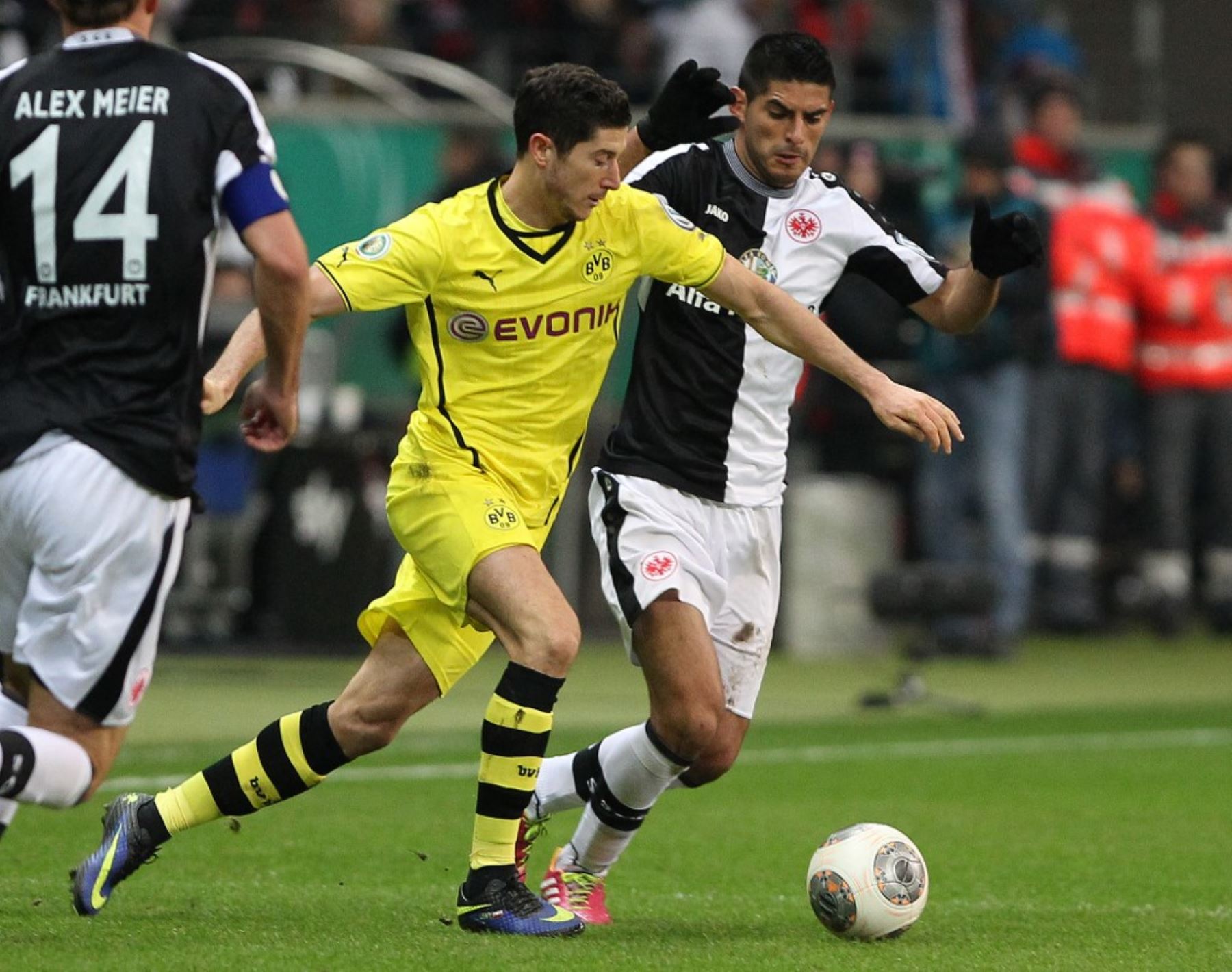 Lewandowski lucha el balón cuando ambos jugaban en la Bundesliga