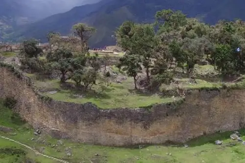 Esta semana empezaron los estudios técnicos de geofísica, geotecnia, ingeniería estructural y de arqueología en la fortaleza de Kuélap, a cargo de un equipo de expertos nacionales y extranjeros, como parte de las acciones lideradas por el Ministerio de Cultura para salvaguardar este formidable complejo arqueológico de la cultura Chachapoya, ubicado en la región Amazonas, y declarado por la Unesco como patrimonio mundial.