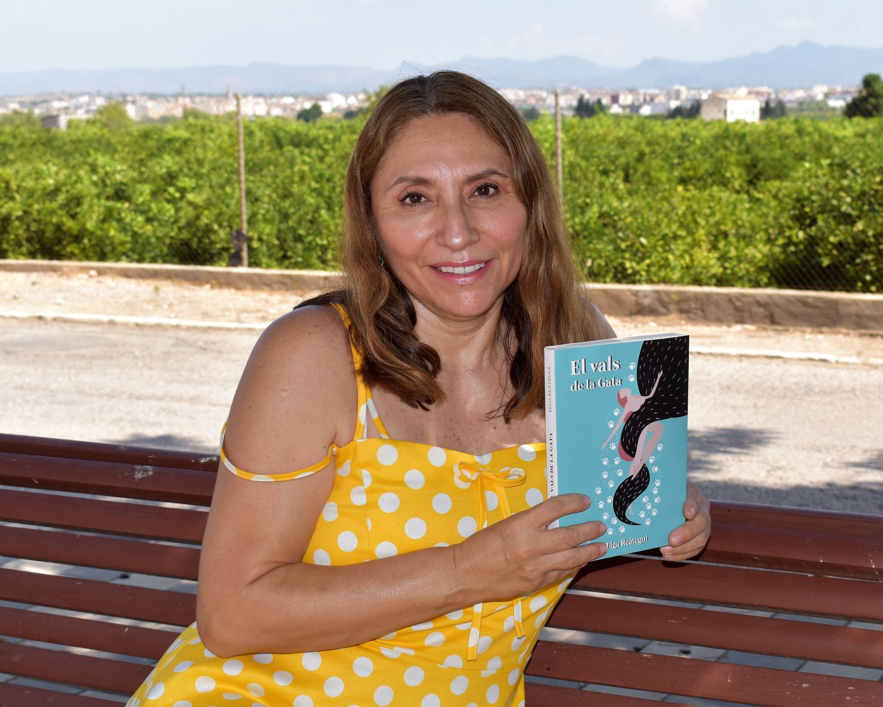 Escritora peruana Elga Reátegui presenta novela "El vals de la gata".