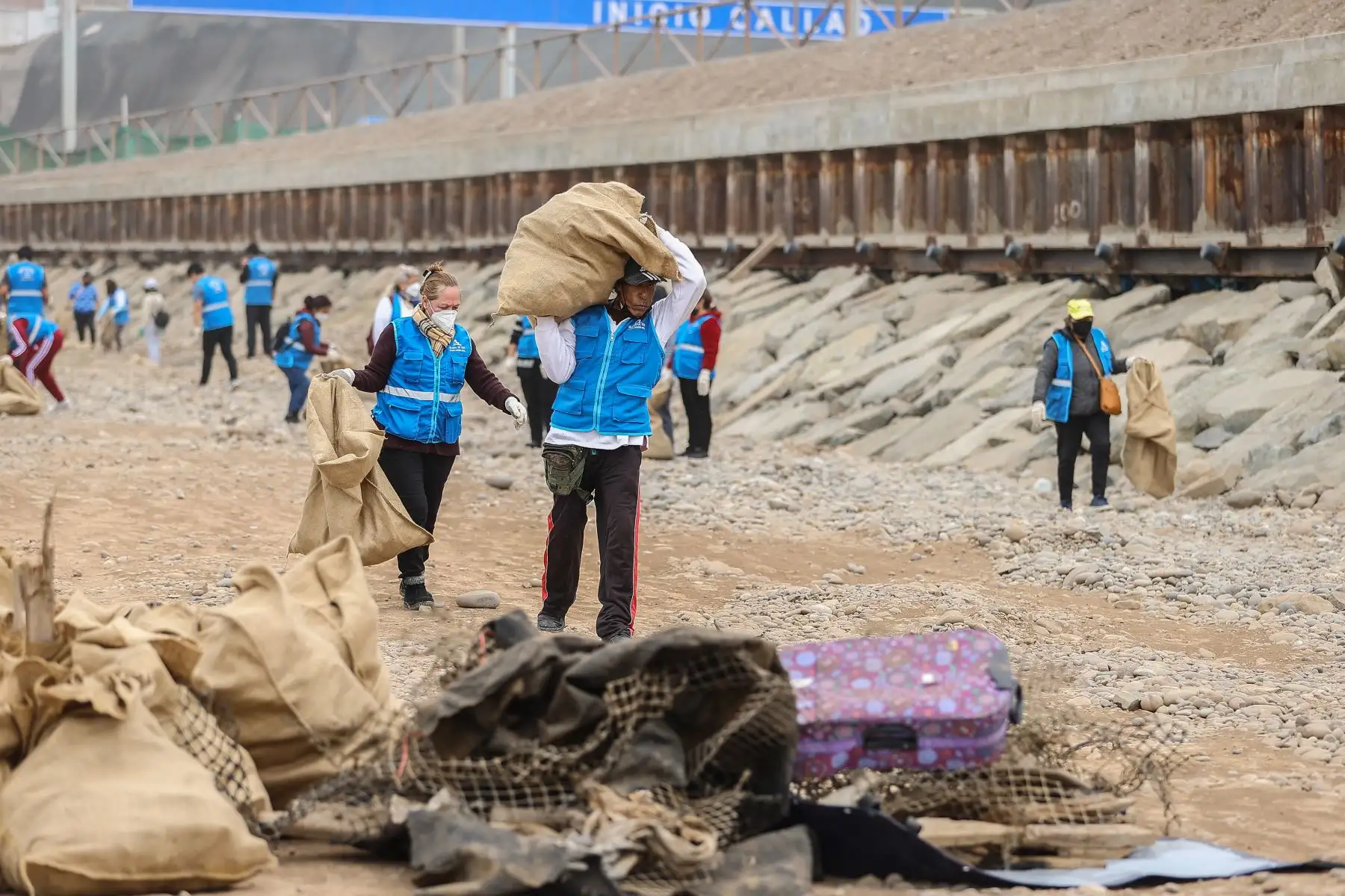 A fin de concientizar a la ciudadanía sobre el cuidado del medio ambiente, más de 80 voluntarios de Corea del Sur y del Perú se unieron para limpiar las zonas abandonadas de la costanera de La Perla y las playas de la costa verde de San Miguel. Foto: ANDINA/Andrés Valle