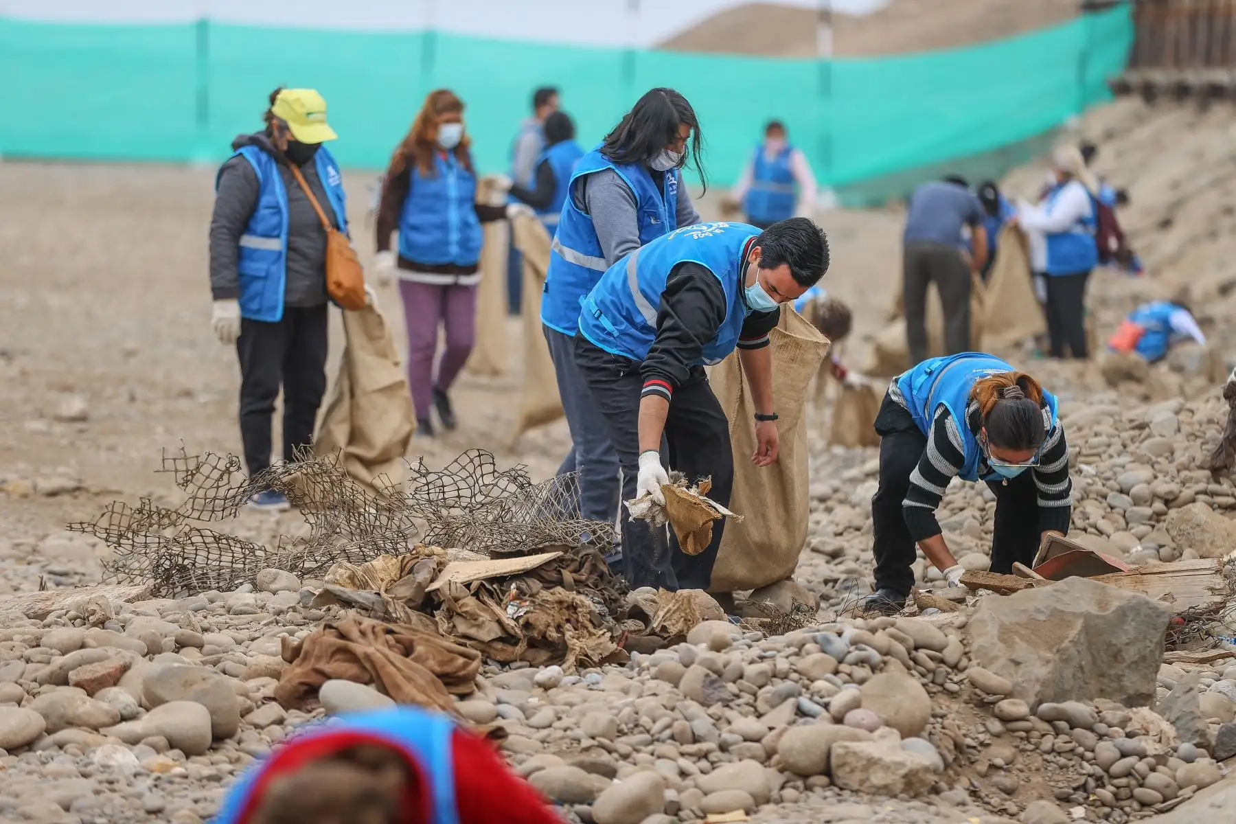 A fin de concientizar a la ciudadanía sobre el cuidado del medio ambiente, más de 80 voluntarios de Corea del Sur y del Perú se unieron para limpiar las zonas abandonadas de la costanera de La Perla y las playas de la costa verde de San Miguel. Foto: ANDINA/Andrés Valle