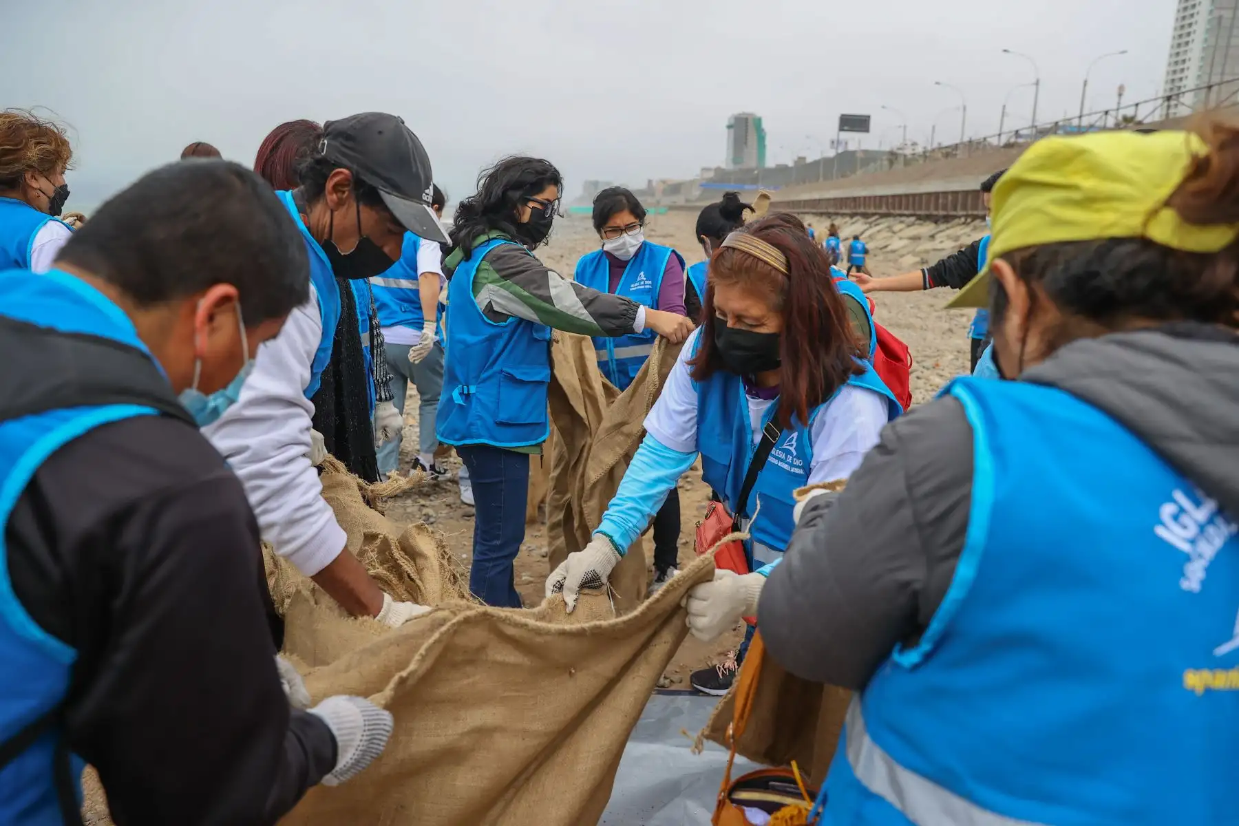 A fin de concientizar a la ciudadanía sobre el cuidado del medio ambiente, más de 80 voluntarios de Corea del Sur y del Perú se unieron para limpiar las zonas abandonadas de la costanera de La Perla y las playas de la costa verde de San Miguel. Foto: ANDINA/Andrés Valle