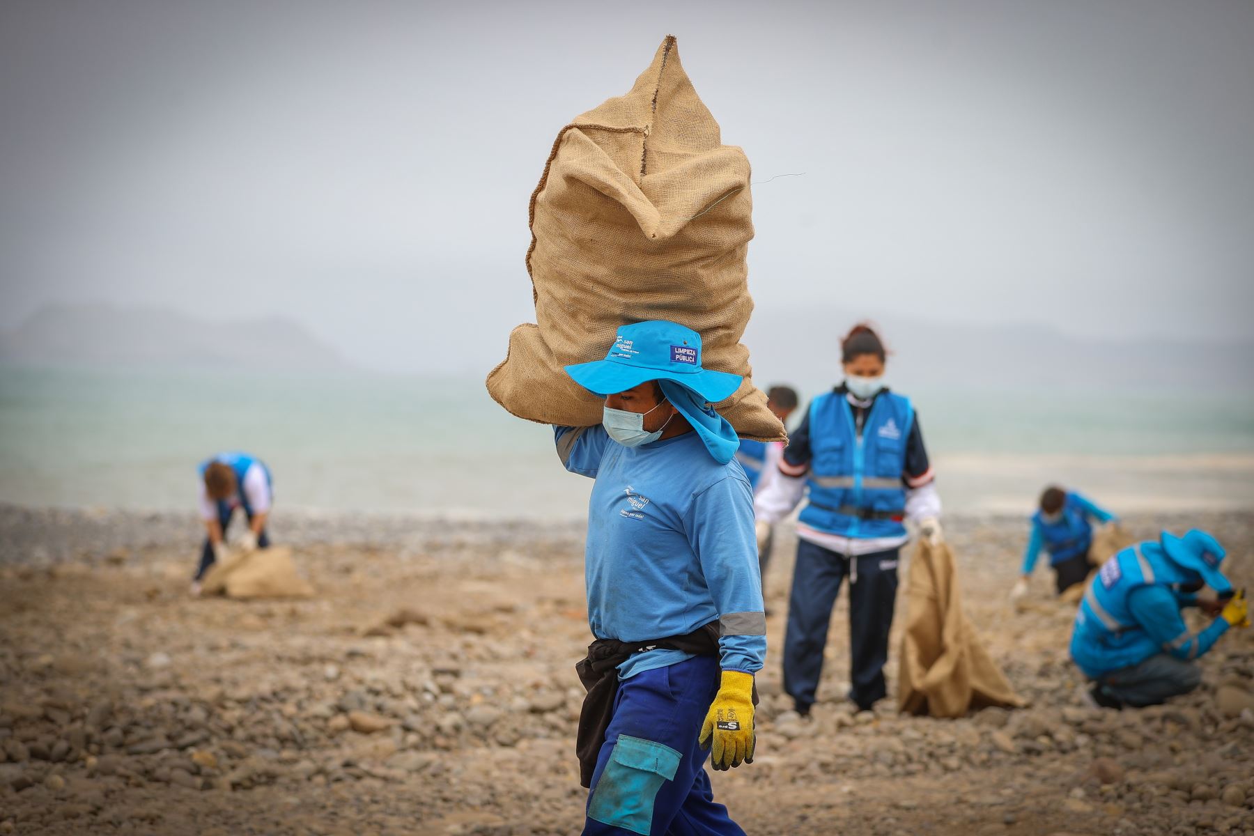 A fin de concientizar a la ciudadanía sobre el cuidado del medio ambiente, más de 80 voluntarios de Corea del Sur y del Perú se unieron para limpiar las zonas abandonadas de la costanera de La Perla y las playas de la costa verde de San Miguel. Foto: ANDINA/Andrés Valle