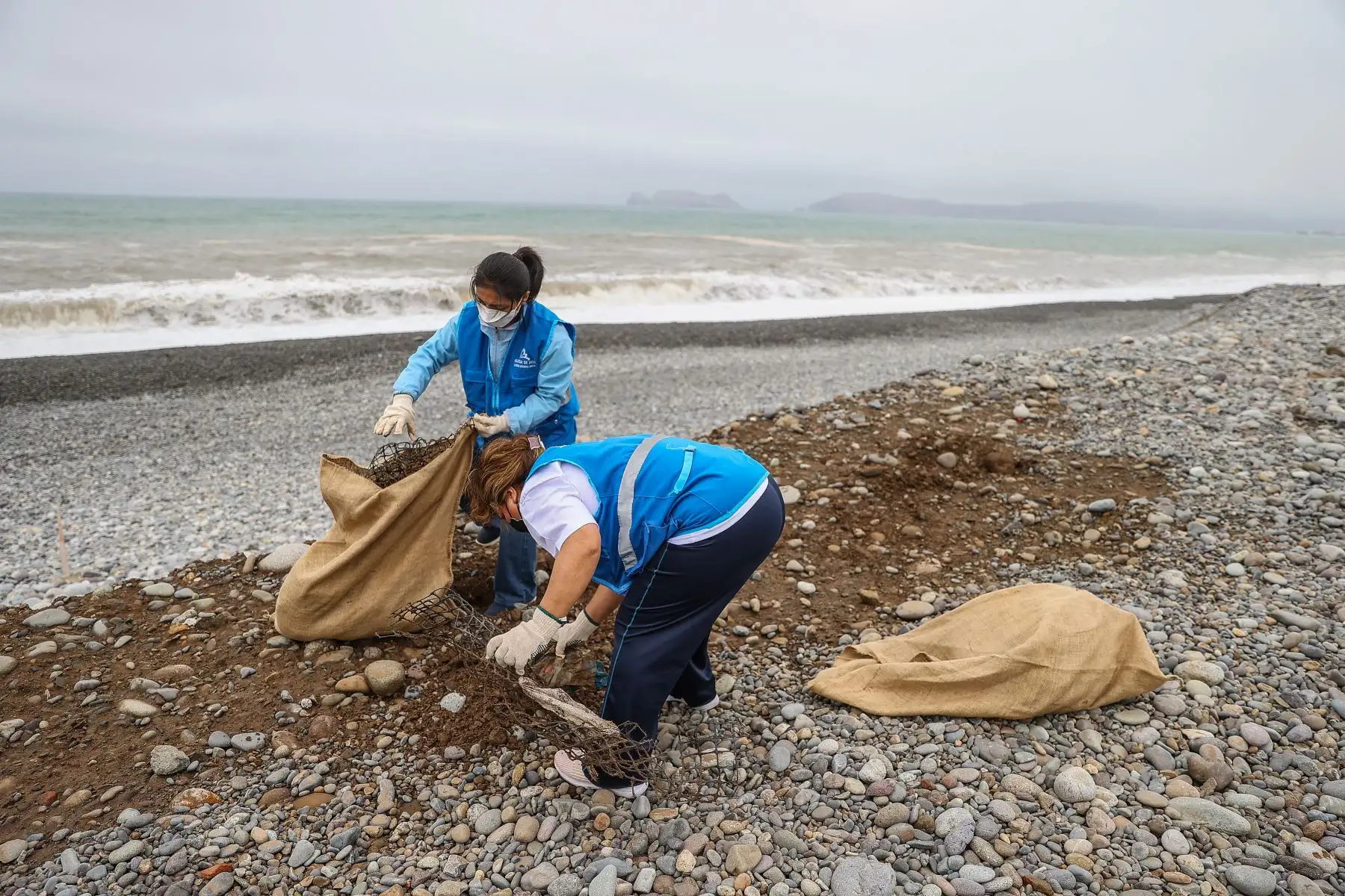 A fin de concientizar a la ciudadanía sobre el cuidado del medio ambiente, más de 80 voluntarios de Corea del Sur y del Perú se unieron para limpiar las zonas abandonadas de la costanera de La Perla y las playas de la costa verde de San Miguel. Foto: ANDINA/Andrés Valle