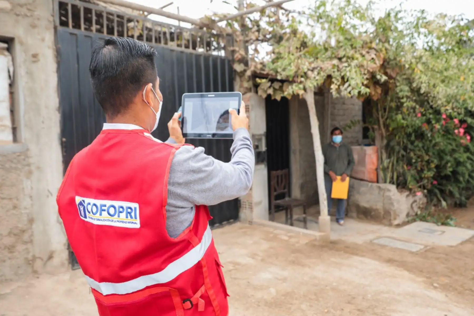 Los brigadistas llegarán con una tableta con un sistema especial de registro fotográfico para constatar si los posesionarios viven en el lote. Foto: Cofopri