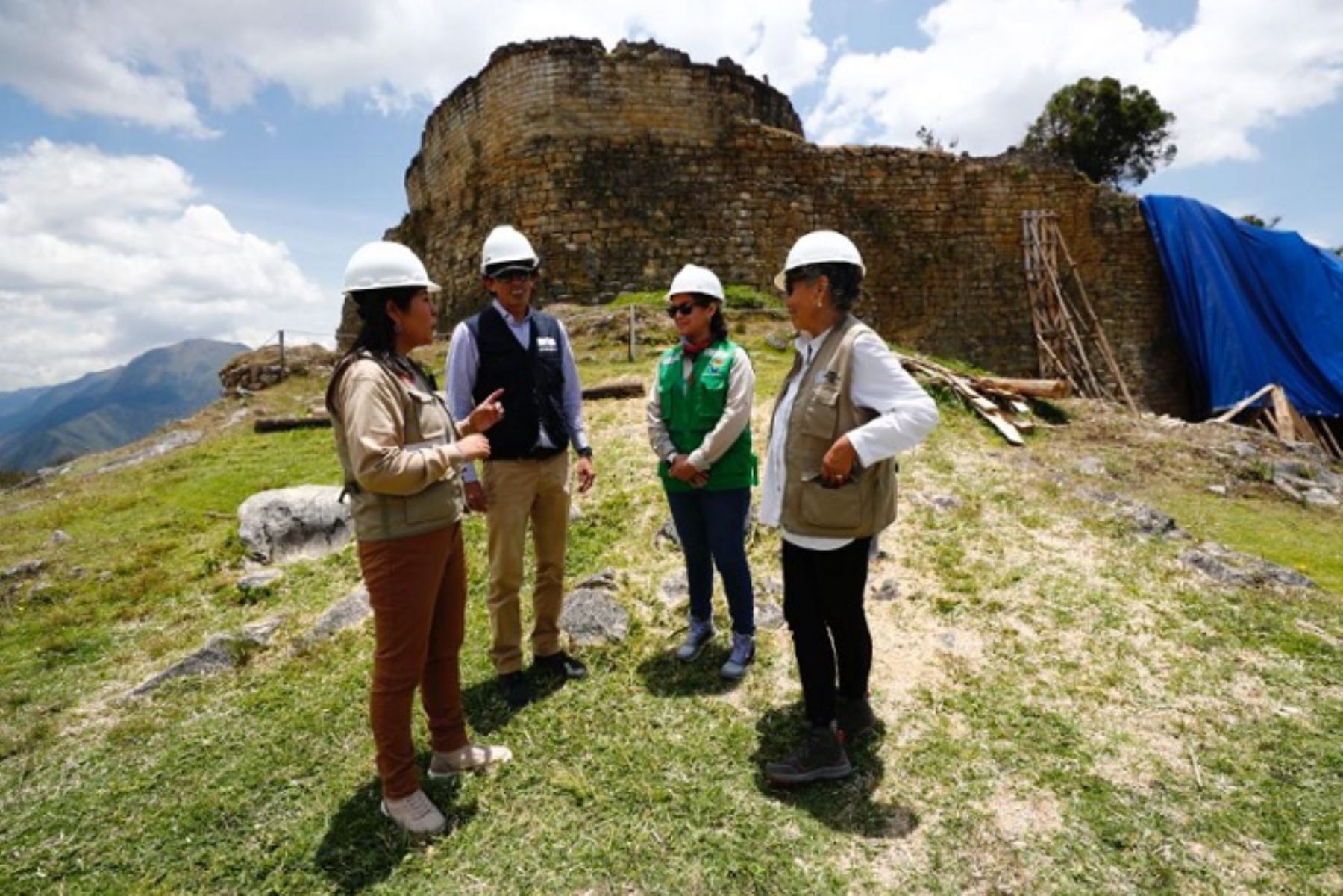La ministra Betssy Chavez se reunió en Kuélap con los expertos nacionales e internacionales, que llegaron desde el último lunes para realizar estudios técnicos en campo, relacionados a la geofísica, geotecnia, ingeniería estructural y la arqueología en dicho patrimonio cultural.