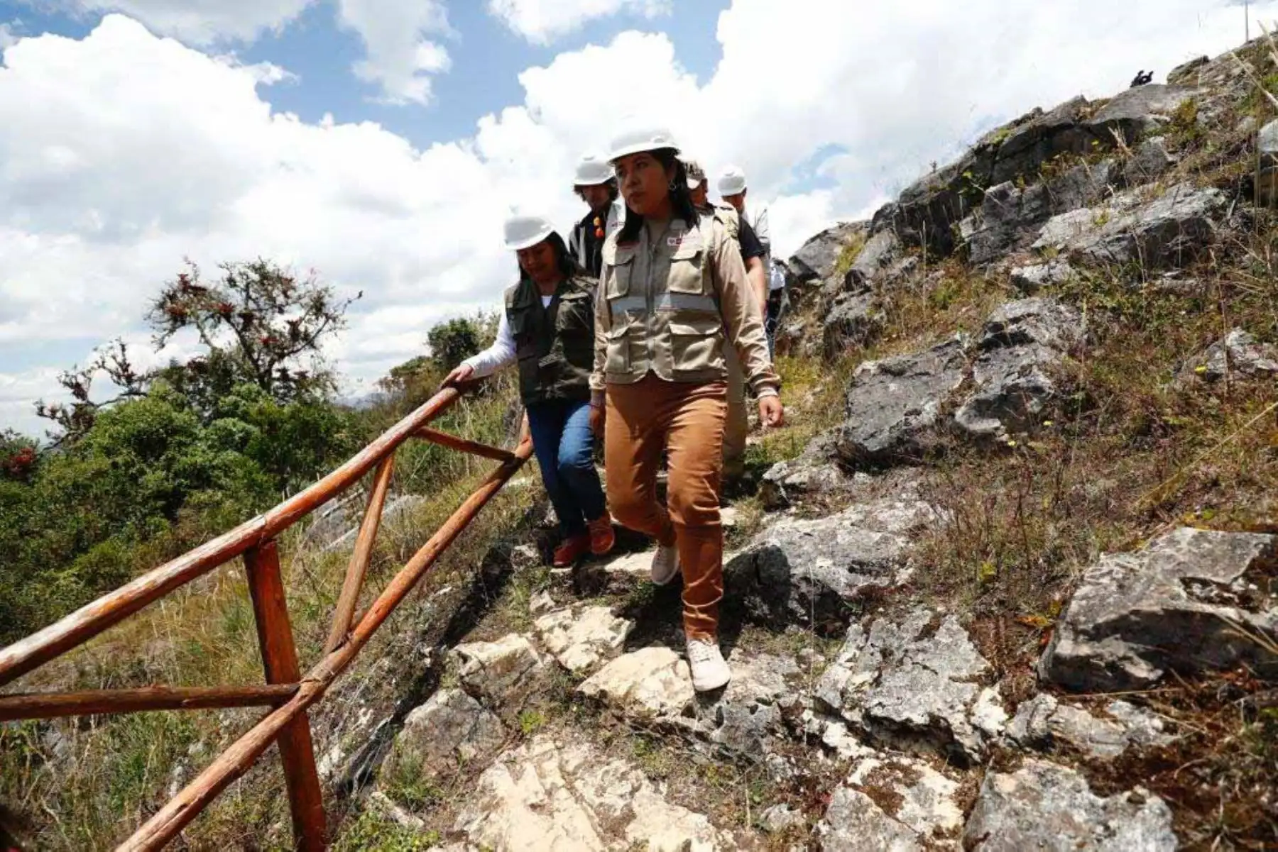 La ministra de Cultura, Betssy Chavez, llegó al Complejo Arqueológico de Kuélap para supervisar el inicio del Programa de Investigación Arqueológica e Interdisciplinaria (PRIA), cuya primera acción es el desarrollo del proyecto “Respuesta de emergencia para la salvaguarda del Sitio Patrimonial Fortaleza de Kuélap”. Foto: ANDINA/Difusión