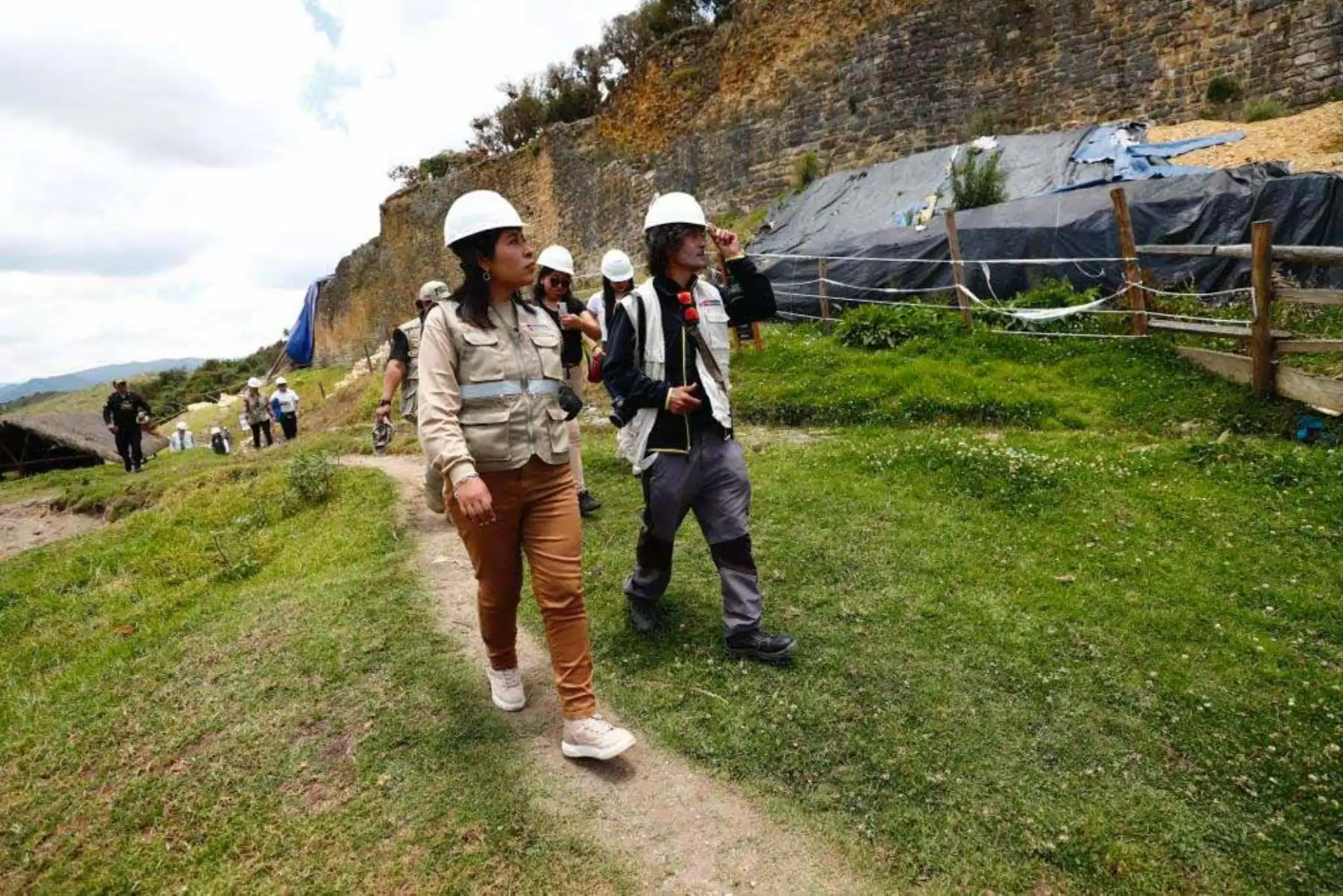 La ministra de Cultura, Betssy Chavez, llegó al Complejo Arqueológico de Kuélap para supervisar el inicio del Programa de Investigación Arqueológica e Interdisciplinaria (PRIA), cuya primera acción es el desarrollo del proyecto “Respuesta de emergencia para la salvaguarda del Sitio Patrimonial Fortaleza de Kuélap”. Foto: ANDINA/Difusión