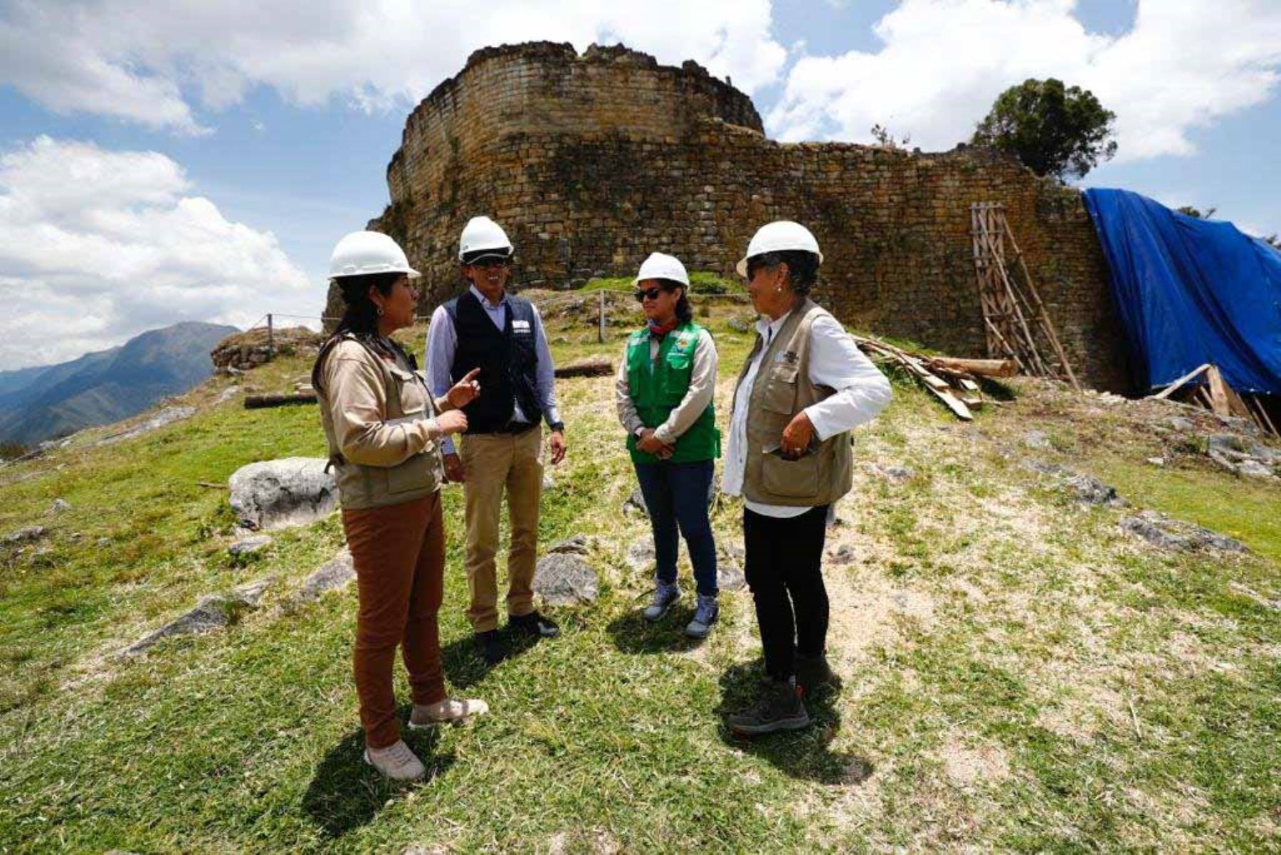 La ministra de Cultura, Betssy Chavez, llegó al Complejo Arqueológico de Kuélap para supervisar el inicio del Programa de Investigación Arqueológica e Interdisciplinaria (PRIA), cuya primera acción es el desarrollo del proyecto “Respuesta de emergencia para la salvaguarda del Sitio Patrimonial Fortaleza de Kuélap”. Foto: ANDINA/Difusión