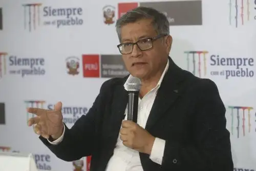 El ministro de Educación, Rosendo Serna, precisó que la Unidad de Gestión Educativa Local (UGEL) y cada escuela tienen que asumir ese reto, pero acompañados de los pueblos originarios.  ANDINA/ Minedu