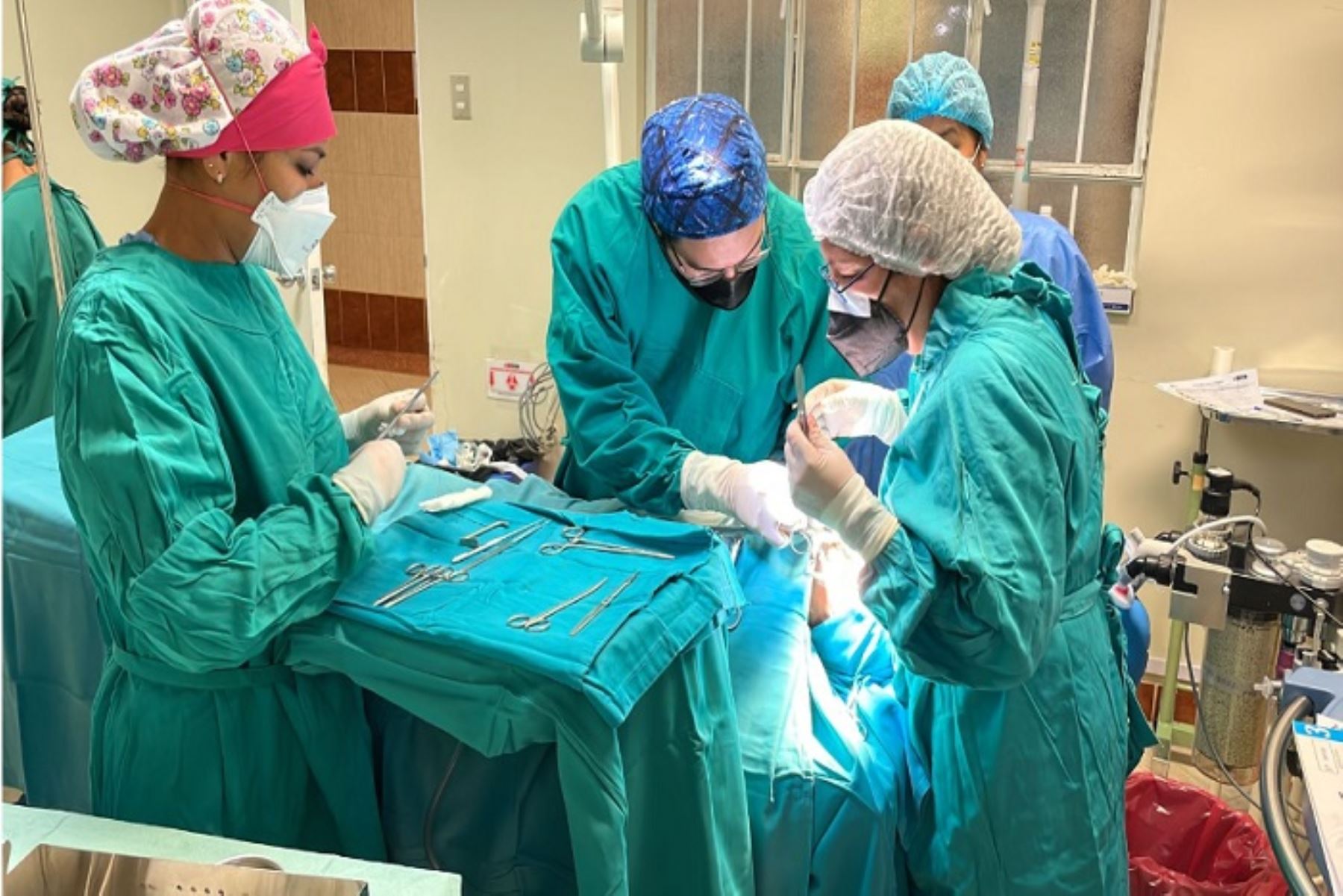 El equipo especializado de cirugía plástica de la Subunidad de Atención Integral Especializada al Paciente Quemado del INSN-San Borja está conformado por cuatro cirujanos plásticos, un pediatra, dos anestesiólogos y dos enfermeras.