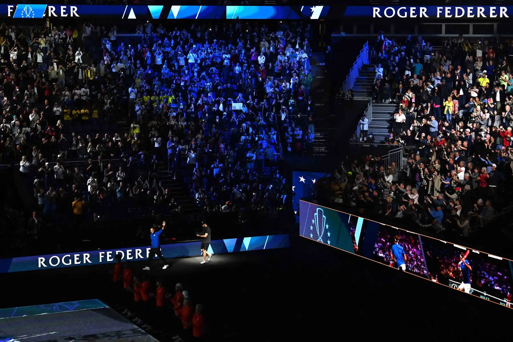 El suizo Roger Federer del Team Europe saluda cuando llega durante una presentación antes del partido inaugural de tenis de la Copa Laver 2022 en el O2 Arena de Londres. Foto: AFP