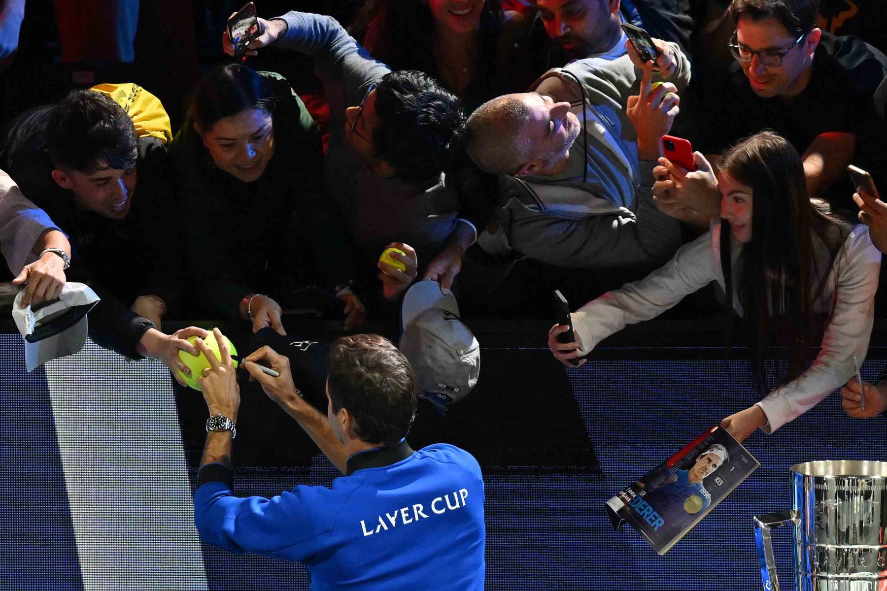 El suizo Roger Federer del Team Europe saluda cuando llega durante una presentación antes del partido inaugural de tenis de la Copa Laver 2022 en el O2 Arena de Londres. Foto: AFP
