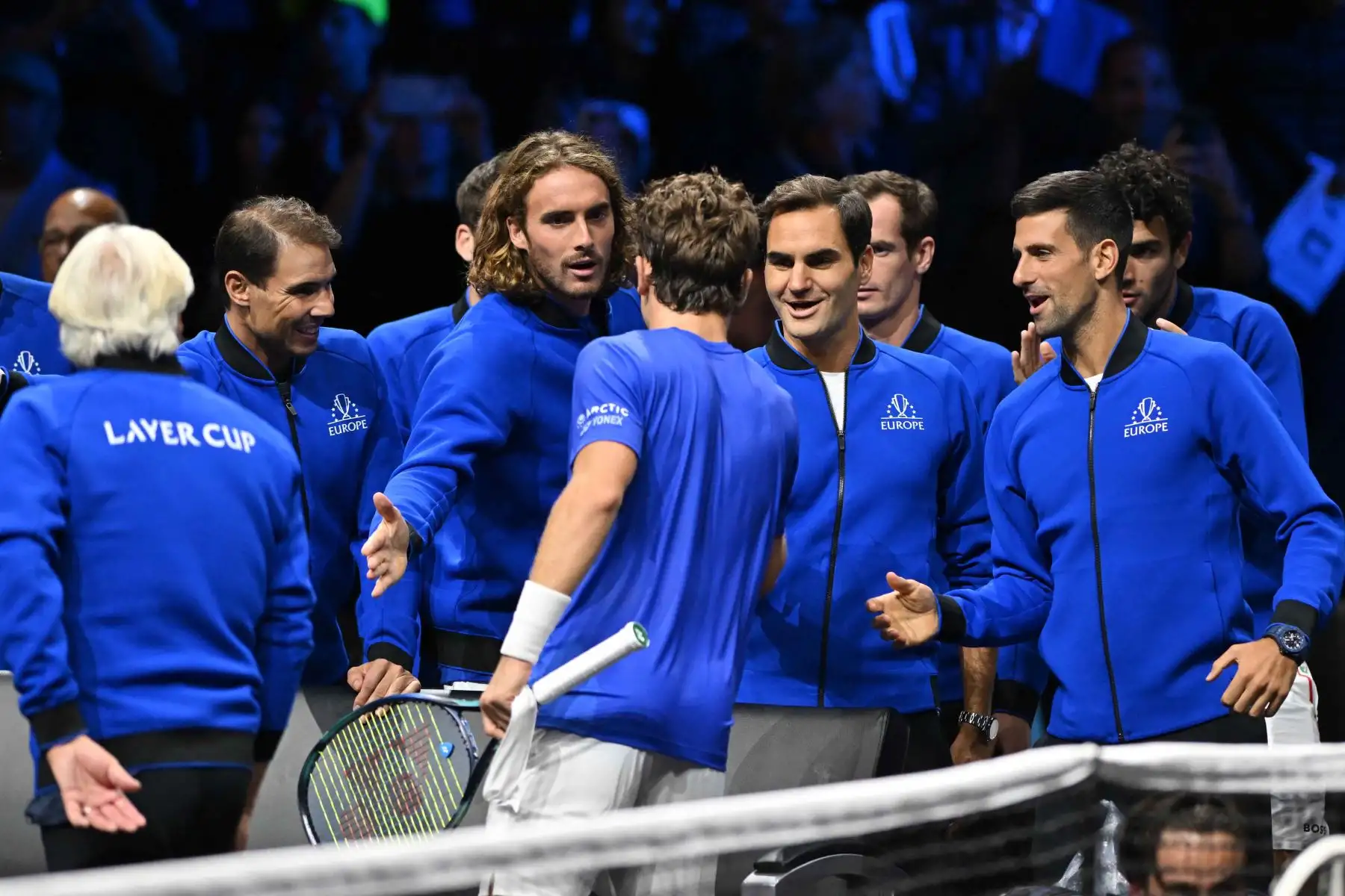 Casper Ruud de Noruega del Equipo de Europa, es felicitado por sus compañeros de equipo, Rafael Nadal de España, Stefanos Tsitsipas de Grecia, Andy Murray de Gran Bretaña y Roger Federer de Suiza después de vencer a Jack Sock de Team World de EE. UU. en su partido de tenis individual masculino de la Copa Laver 2022 en el O2 Arena de Londres. Foto: AFP