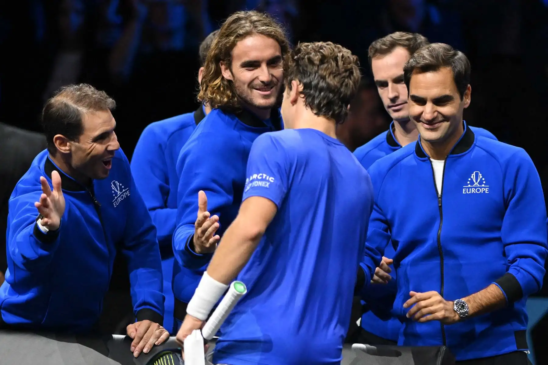Casper Ruud de Noruega del Equipo de Europa, es felicitado por sus compañeros de equipo, Rafael Nadal de España, Stefanos Tsitsipas de Grecia, Andy Murray de Gran Bretaña y Roger Federer de Suiza después de vencer a Jack Sock de Team World de EE. UU. en su partido de tenis individual masculino de la Copa Laver 2022 en el O2 Arena de Londres. Foto: AFP