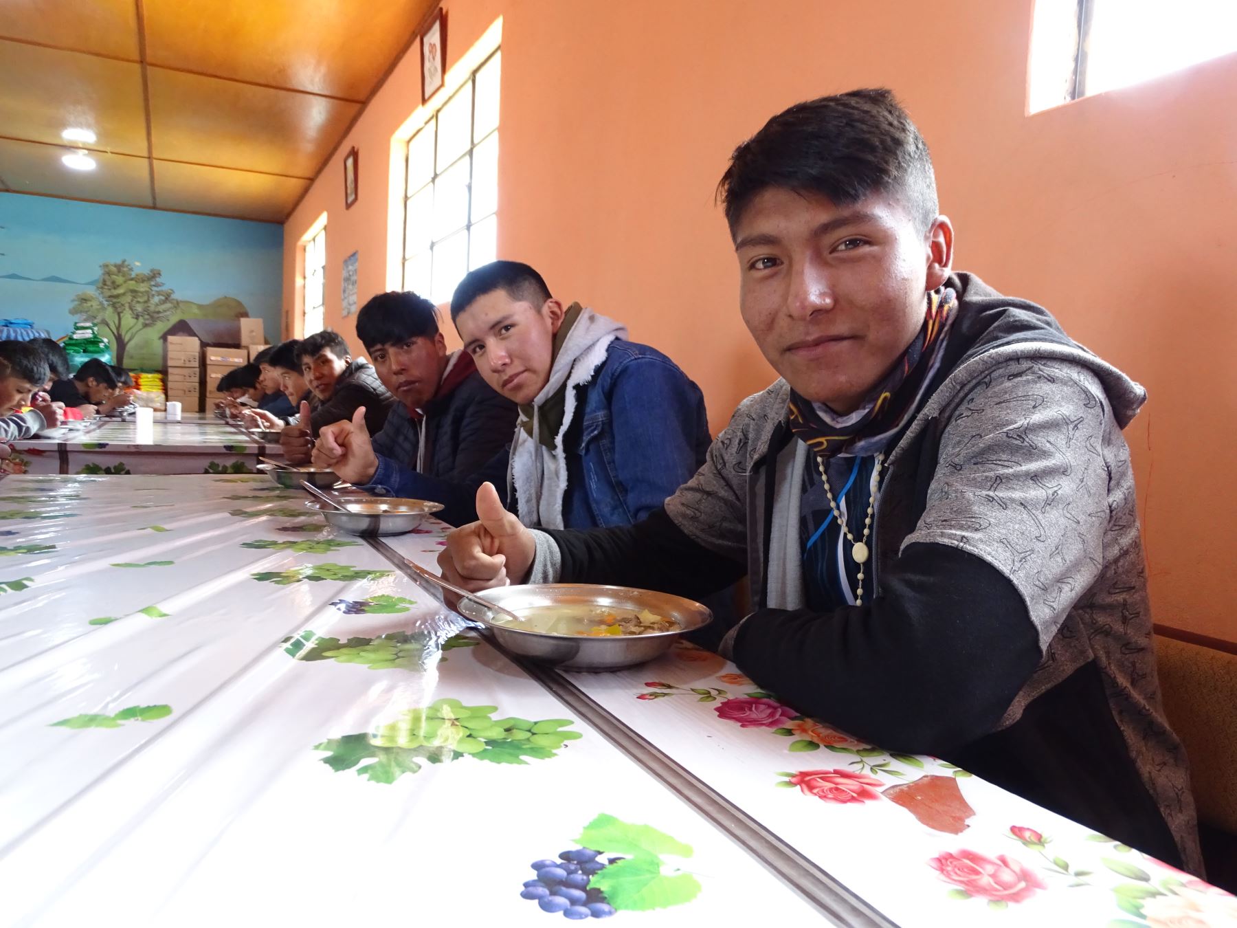 Más de 376,000 estudiantes de secundaria acceden al servicio alimentario que brinda Qali Warma. Entre los beneficiarios figuran escolares de pueblos indígenas amazónicas y alumnos de colegios de jornada escolar completa. ANDINA/Difusión