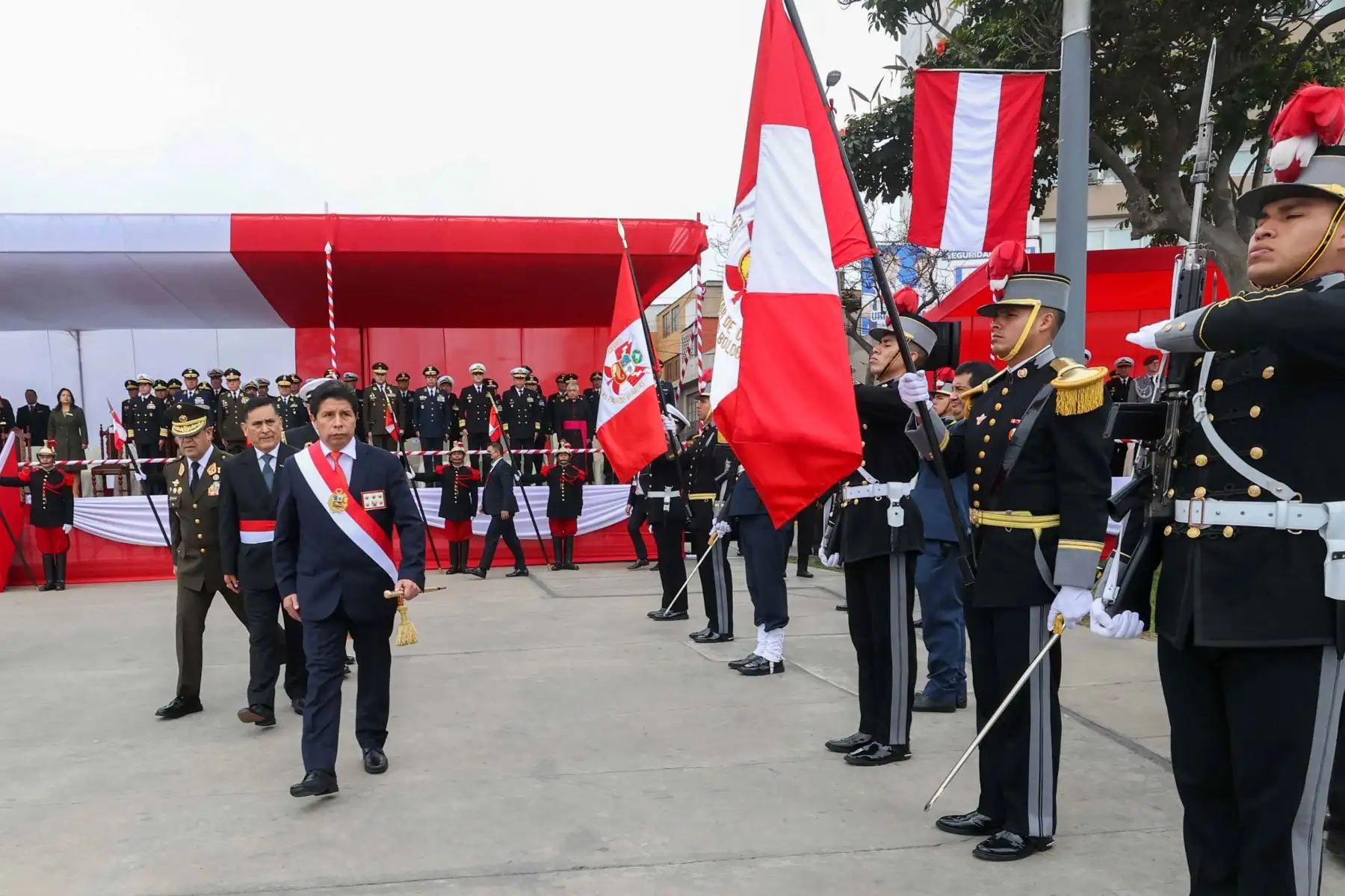 Presidente de la República, Pedro Castillo Terrones, lidera la ceremonia por el Día de las Fuerzas Armadas del Perú. Foto: ANDINA/ Prensa Presidencia