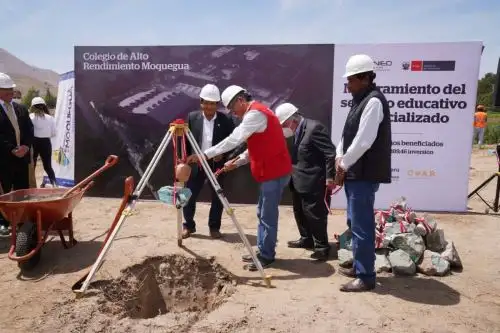 El ministro de Educación, Rosendo Serna, colocó la primera piedra del nuevo local del Colegio de Alto Rendimiento (COAR) de Moquegua. Foto: Minedu/Difusión.