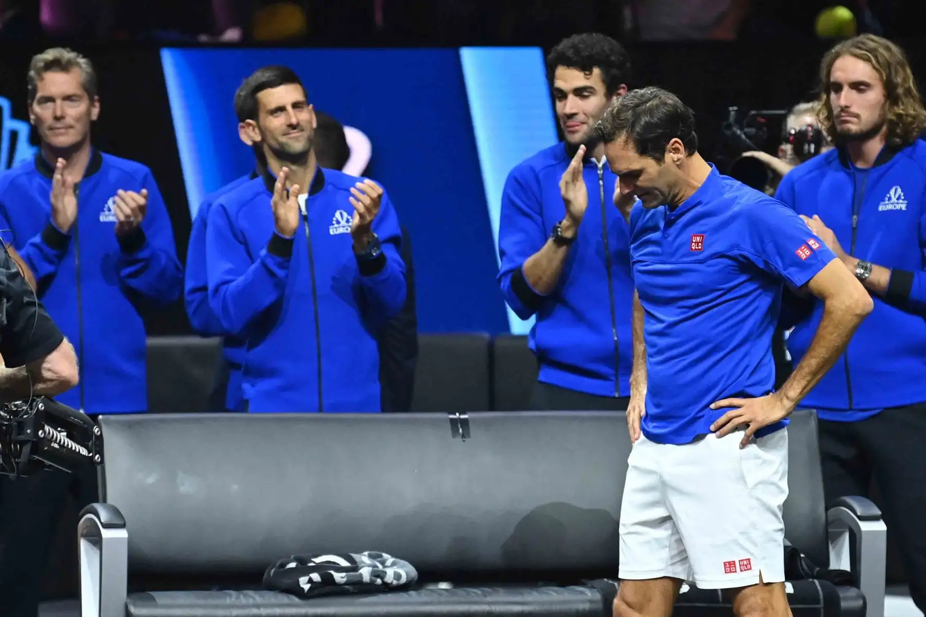 Roger Federer de Suiza reacciona después de jugar su último partido de dobles con Rafael Nadal de España del Equipo de Europa en la Copa Laver 2022 en el O2 Arena de Londres. Foto: AFP
