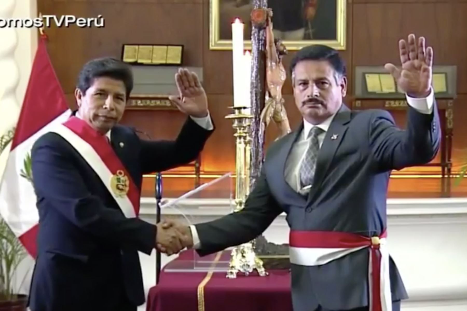 Presidente Castillo toma juramento a  Hugo Barragán como ministro de Defensa