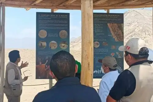 El ministro Wilbert Rozas recorrió edificios piramidales de Caral, testimonio excepcional de la grandiosa obra de los caralinos, desarrollada en simultáneo con las civilizaciones de Egipto, China e India. Foto: Minam