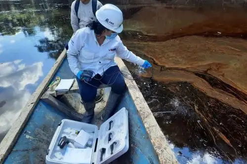 Personal de la ANA inspecciona la zona afectada por un derrame de petróleo en Loreto. Foto: ANA/Difusión