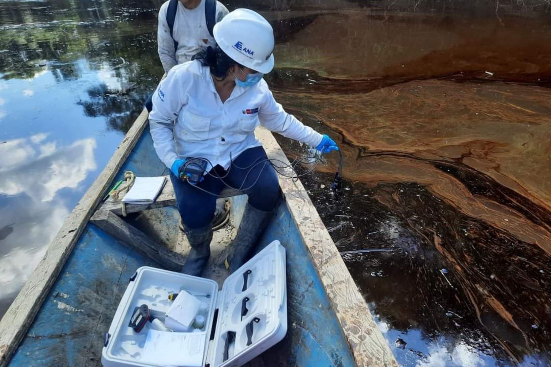 Personal de la ANA inspecciona la zona afectada por un derrame de petróleo en Loreto. Foto: ANA/Difusión