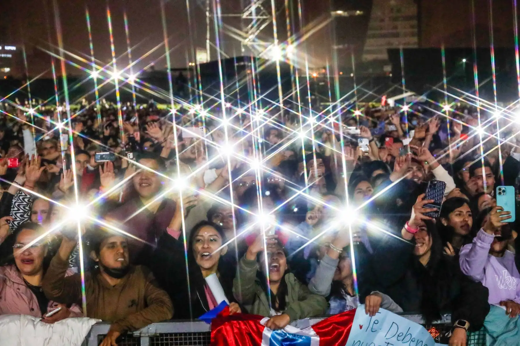 El cantante colombiano Maluma hizo vibrar a sus fans quienes corearon sus éxitos más sonados en las radios. El reguetonero dio un sensacional show donde entonó temas como “Felices los cuatro”, “Hawái” y “ADMV” de su gira “Papi Juancho, Maluma World Tour”. Foto: ANDINA/Renato Pajuelo