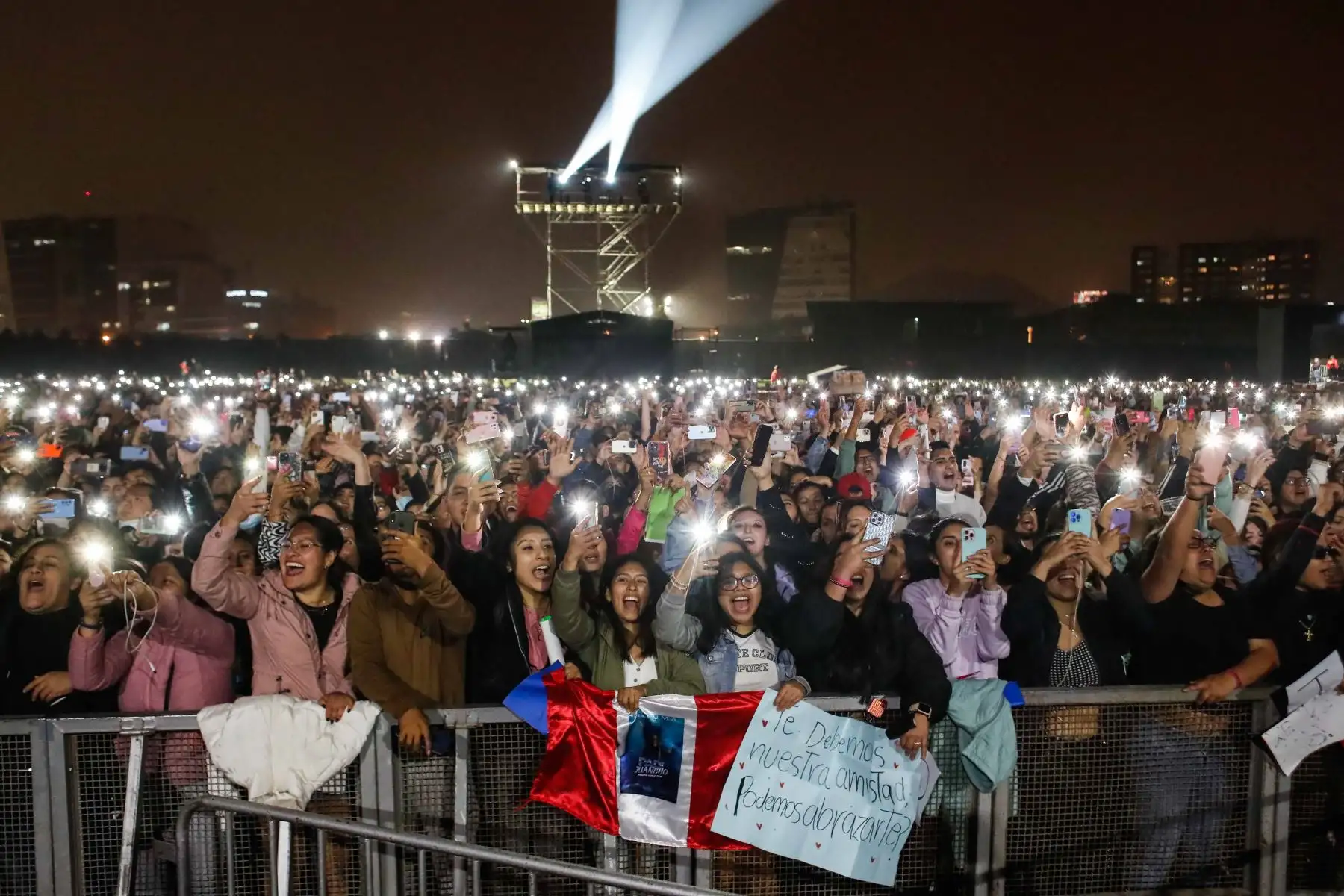 El cantante colombiano Maluma hizo vibrar a sus fans quienes corearon sus éxitos más sonados en las radios. El reguetonero dio un sensacional show donde entonó temas como “Felices los cuatro”, “Hawái” y “ADMV” de su gira “Papi Juancho, Maluma World Tour”. Foto: ANDINA/Renato Pajuelo